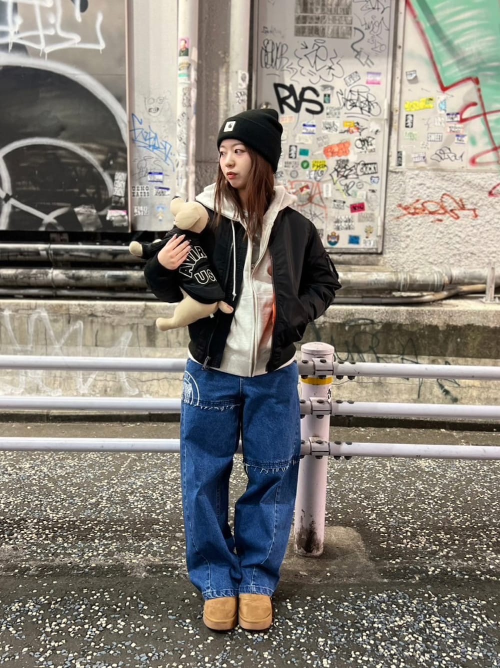 「MA-1、ペット、AVIREX、フライトジャケット、おそろいコーデ、愛犬と一緒、犬服、わんちゃん、MA-1×パーカー、AVIREXBelle」｜「AVIREXの《WOMENS》MA-1 コマーシャル ロゴ/MA-1 COMMERCIAL LOGO（MA-1、ブラック系）」を使った、ritaさん（レディース・155cm）の冬コーディネートの1枚目の写真