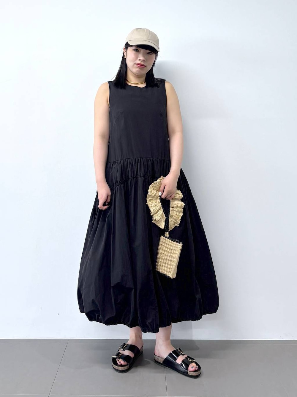 「モード、体型カバー、着痩せ、骨格ウェーブ、BABYLONE、春コーデ、夏コーデ、大人カジュアル、きれいめカジュアル」｜「CORSO ROMA，9の【CORSO ROMA 9】2バックルサンダル（サンダル、ブラック系）」を使った、hiyotenさん（レディース・162cm）の春コーディネートの1枚目の写真