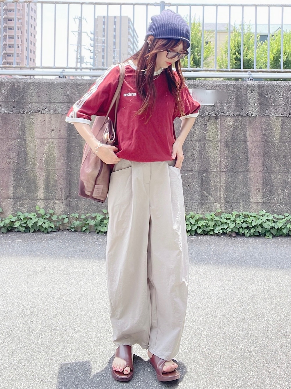 「夏服コーデ、ブラウンコーデ、カーブパンツ、ラフコーデ、オトナカジュアル、スポーツミックス、ニット帽、ダテメガネ、アースカラー、おしゃれさんと繋がりたい、プチプラ、ママファッション、夏だ！Tシャツ着よう！」｜「しまむらのアイテム（Tシャツ/カットソー、ブラウン系）」を使った、qyun000さん（レディース・164cm）の夏コーディネートの1枚目の写真