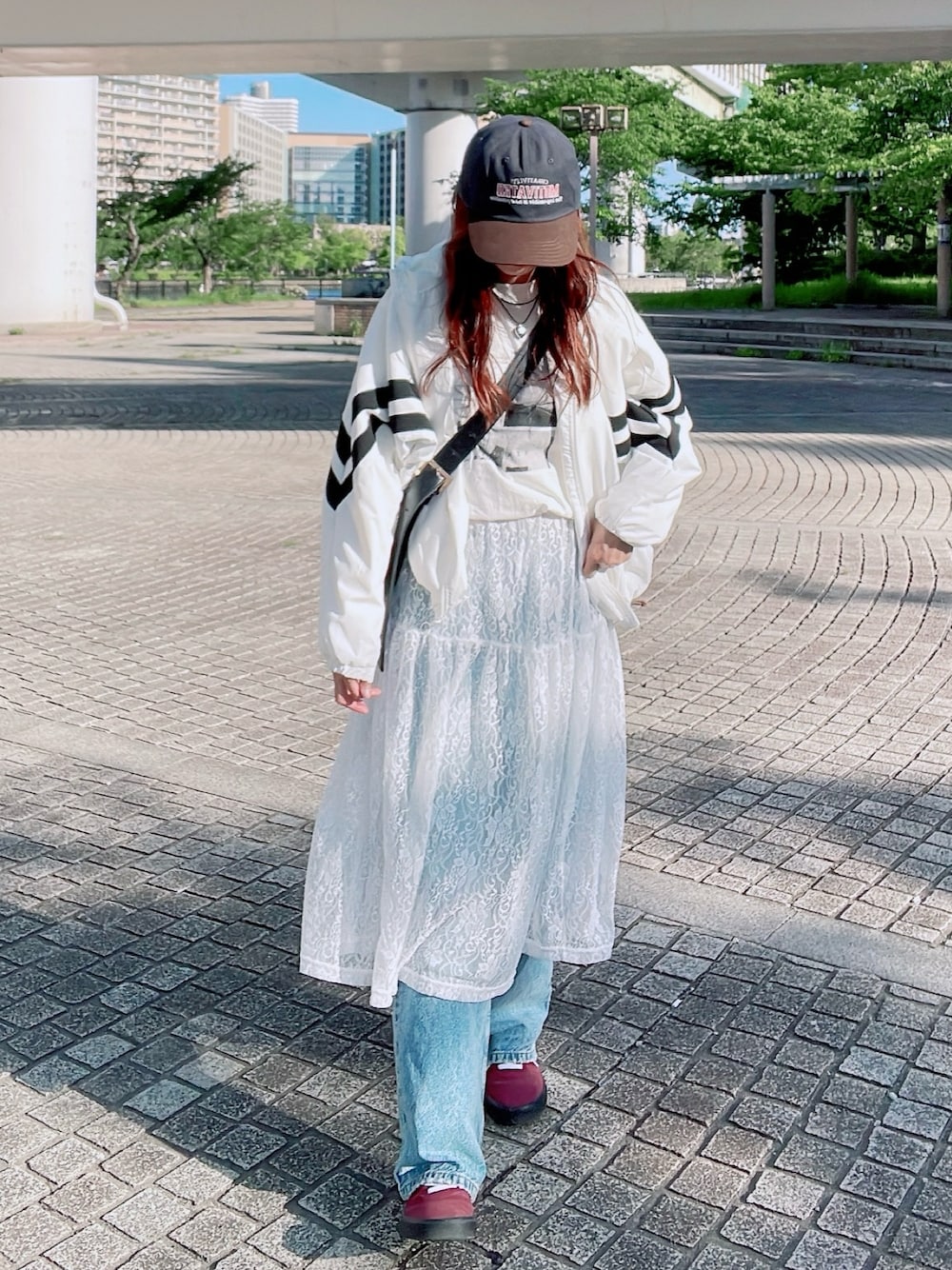 「最近のいい感じコーデ、レイヤードスタイル、オトナカワイイ、帽子、春服コーデ、カジュアルスタイル、スポーツミックス、レーススカート、スニーカーコーデ」｜「しまむらのアイテム（スカート、ホワイト系）」を使った、qyun000さん（レディース・164cm）の春コーディネートの1枚目の写真