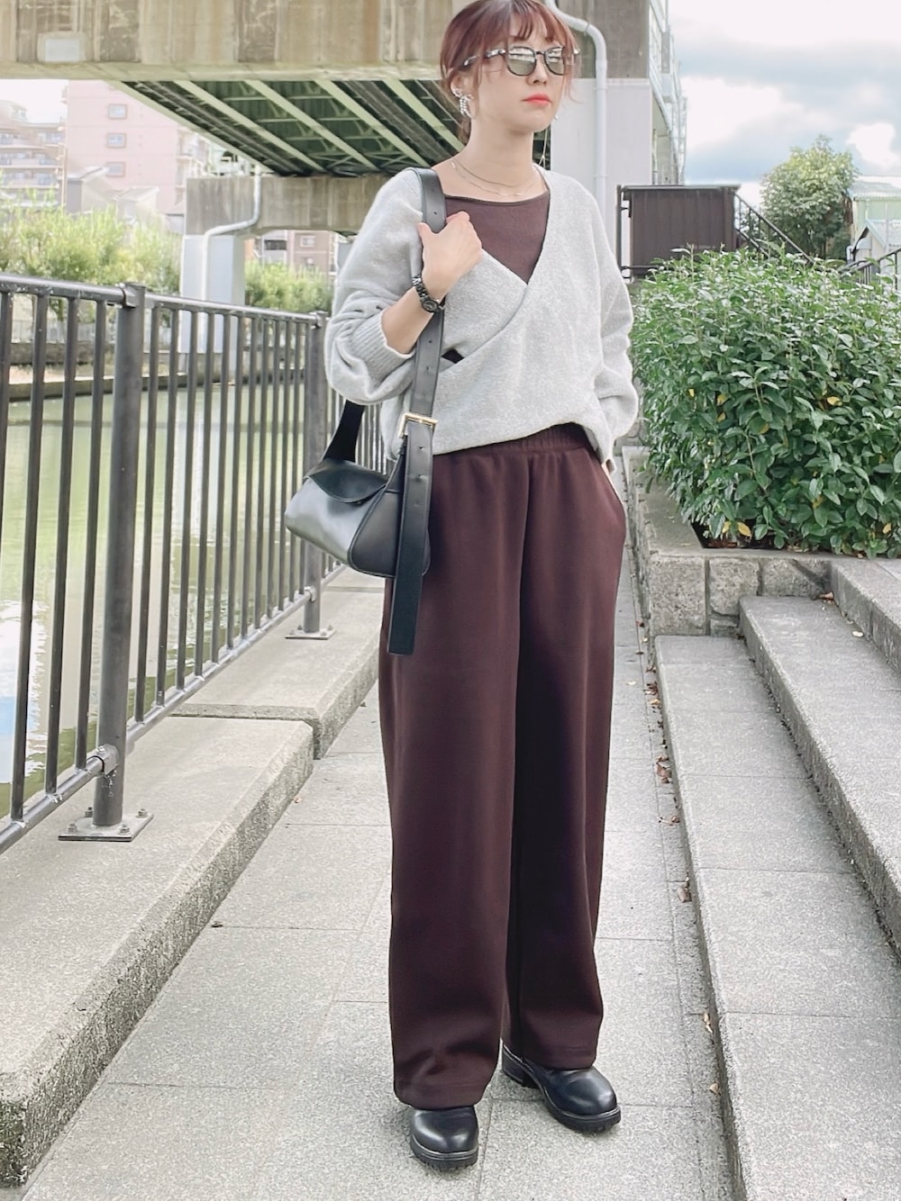 「ニット、スウェットパンツ、UNIQLOC、ブラウン、秋冬コーデ、おしゃれさんと繋がりたい、カジュアルコーデ、リラックススタイル、プチプラ、オトナカジュアル、大人コーデ、メンズライク、ラフコーデ」｜「しまむらのアイテム（ニット/セーター、グレー系）」を使った、qyun000さん（レディース・164cm）の秋コーディネートの1枚目の写真