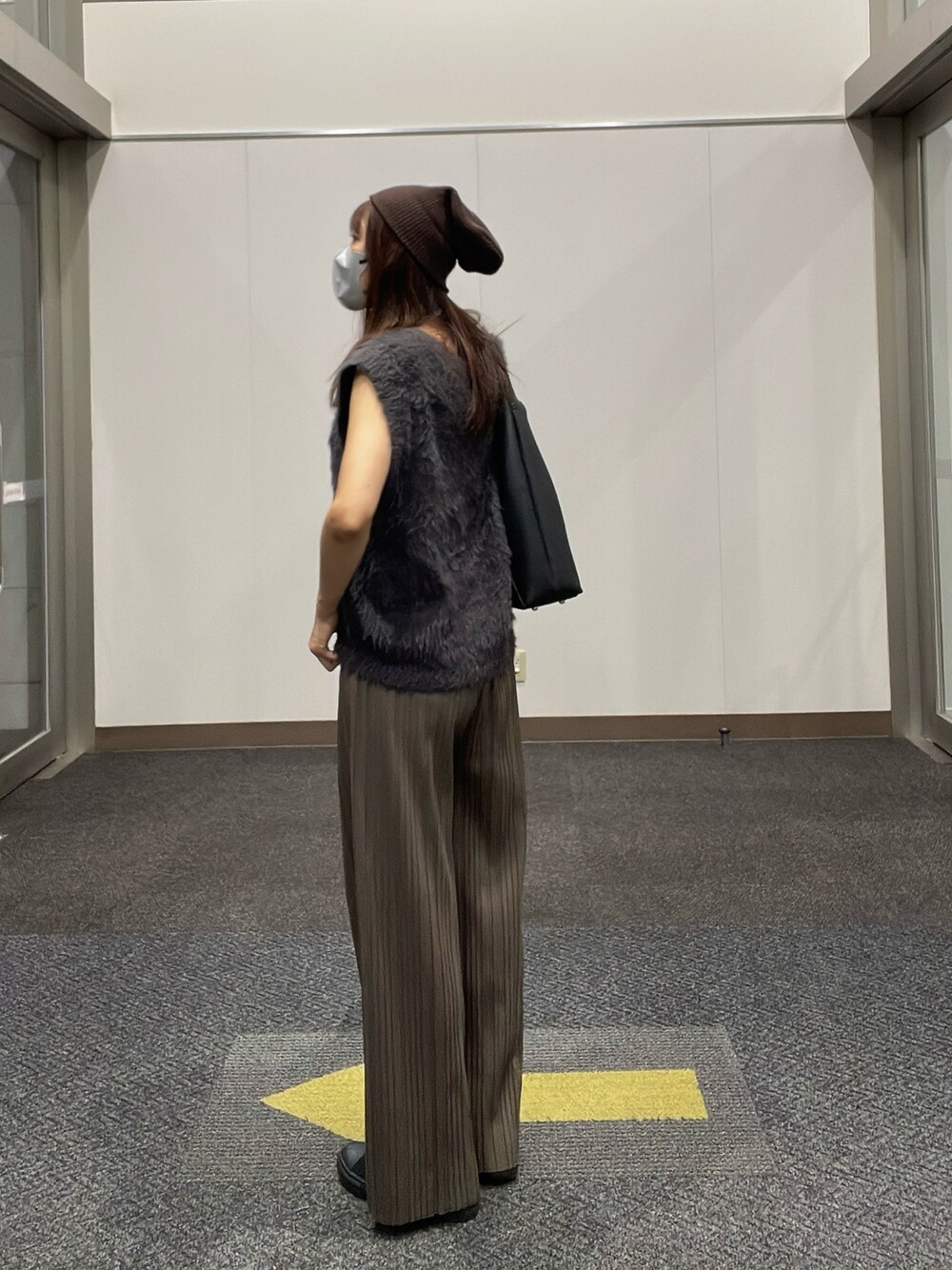 「秋コーデ、秋服コーデ、お洒落さんとつながりたい、秋色、ブラウンコーデ、ベスト、大人カジュアル、しまむら、プチプラ、アンドイット、ラクチンコーデ、秋服準備はじめました」｜「DAISOのアイテム（ニットキャップ/ビーニー、ブラウン系）」を使った、qyun000さん（レディース・164cm）の秋コーディネートの1枚目の写真