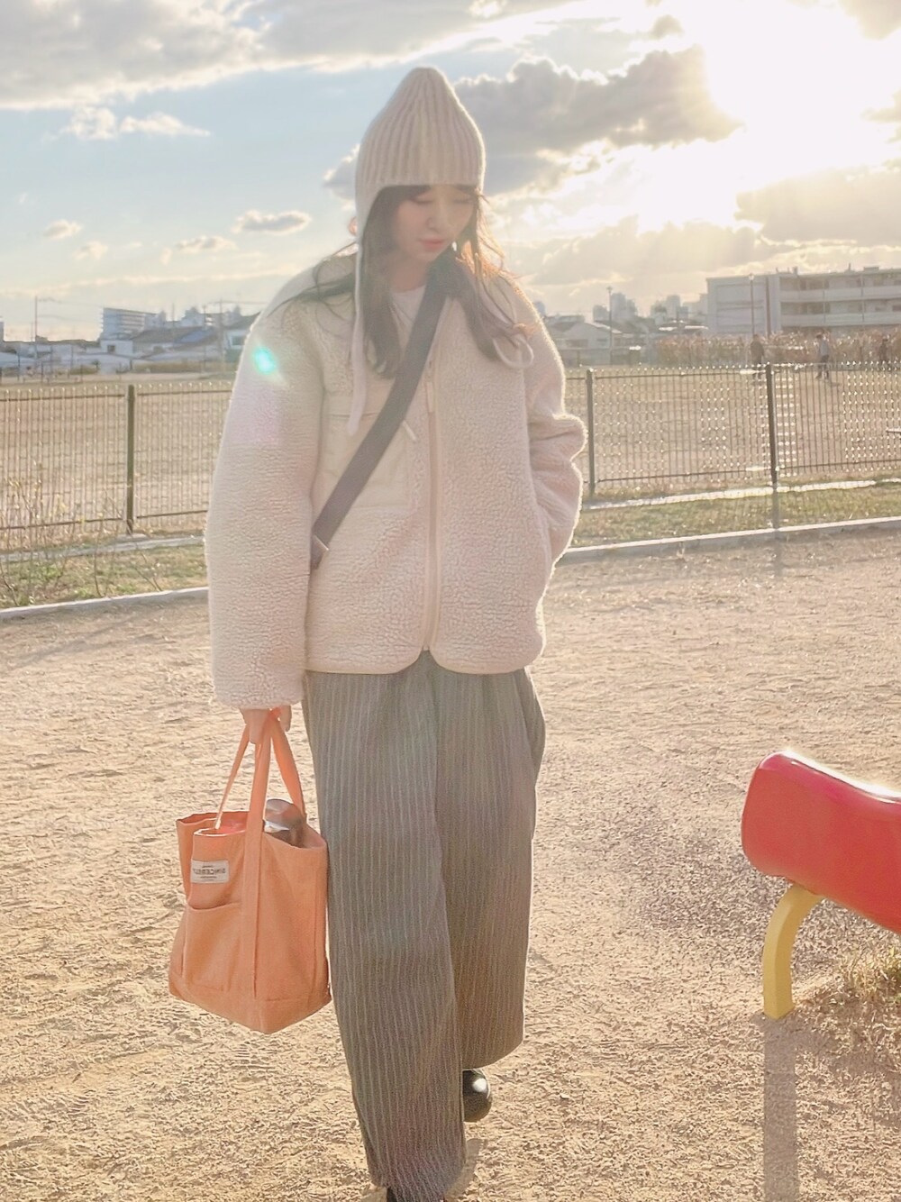 「最近のいい感じコーデ、ホワイトコーデ、ニット帽、公園コーデ、ジーユー、しまむら、ユニクロ、休日スタイル、お洒落さんとつながりたい、ラフコーデ、ラクチンコーデ、いいね、save、フォローお願いします🤑、ママファッション、プチプラコーデ、淡色コーデ」｜「UNIQLOのアイテム（ノーカラーコート、ホワイト系）」を使った、qyun000さん（レディース・164cm）の冬コーディネートの1枚目の写真