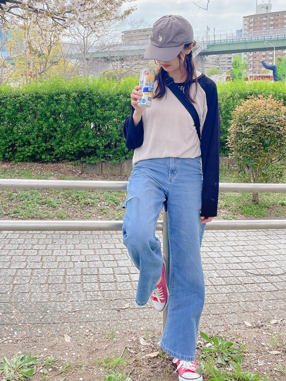 「お花見コーデ、ラグランTシャツ、デニムパンツ、シンプルコーデ、デニムコーデ、カジュアルスタイル、プチプラコーデ、しまむら、韓国風コーデ、メンズライク、春のNewスタイル」｜「しまむらのアイテム（Tシャツ/カットソー、ホワイト系）」を使った、qyun000さん（レディース・164cm）の春コーディネートの1枚目の写真