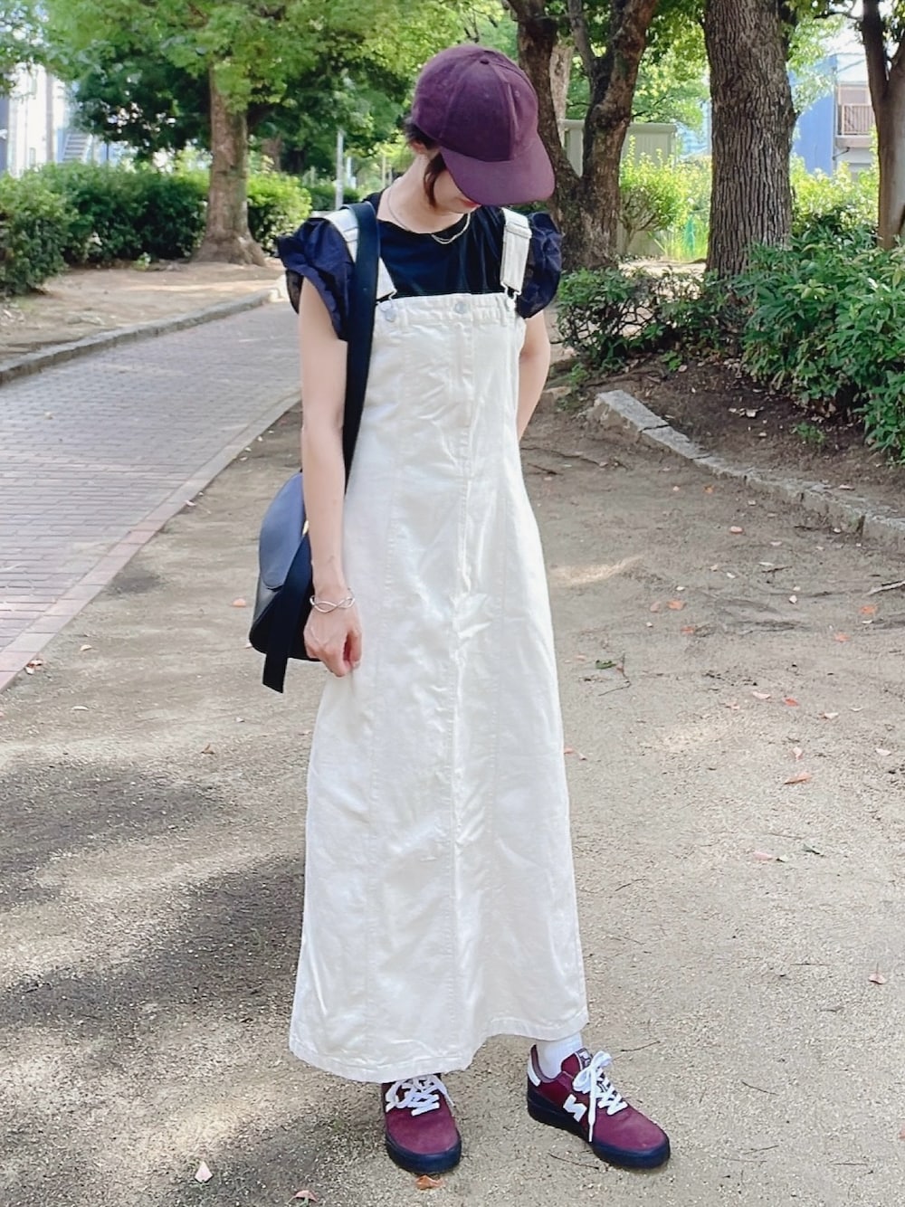 「ノースリーブ、フリル、夏コーデ、スニーカー、プチプラ、オトナカジュアル、しまむら、ニューバランス、ボルドー、秋色、スポーツミックス、秋服準備はじめました、ootd、キャップ女子、ジャンスカ」｜「しまむらのアイテム（ジャンパースカート、ホワイト系）」を使った、qyun000さん（レディース・164cm）の夏コーディネートの1枚目の写真
