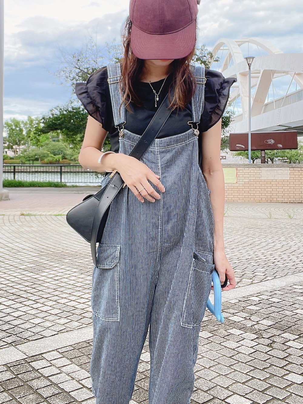 「秋先取りコーデ、おしゃれさんと繋がりたい、プチプラ、オトナカジュアル、秋服準備はじめました、ヒッコリーパンツ、甘辛mix、キャップ、サロペット、しまむら、ゆるコーデ、ストライプ、スニーカーコーデ」｜「GUのアイテム（キャップ、ブラウン系）」を使った、qyun000さん（レディース・164cm）の秋コーディネートの1枚目の写真