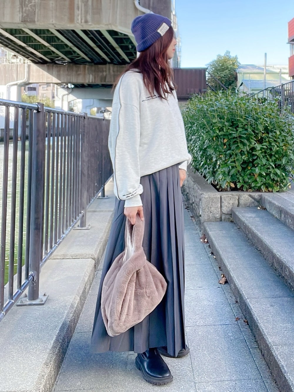 「オトナカワイイ、おしゃれさんと繋がりたい、ラクチンコーデ、きれいめカジュアル、プリーツスカート、スウェットコーデ、グレー、しまむら、Discoat、ビーニー、カジュアルコーデ、おでかけコーデ、リラックススタイル」｜「DAISOのアイテム（トートバッグ、ブラウン系）」を使った、qyun000さん（レディース・164cm）の秋コーディネートの1枚目の写真