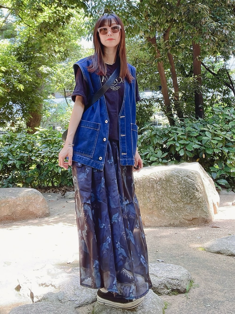 「夏コーデ、黒スカート、花柄スカートコーデ、大人カジュアル、きれいめカジュアル、シアースカート、ロゴT、黒Tシャツ、しまむら、アンドイット、プチプラコーデ、夏だ！Tシャツ着よう！、大人コーデ、黒、さらっと晴れやかスナップ」｜「しまむらのアイテム（Tシャツ/カットソー、ブラック系）」を使った、qyun000さん（レディース・164cm）の夏コーディネートの1枚目の写真