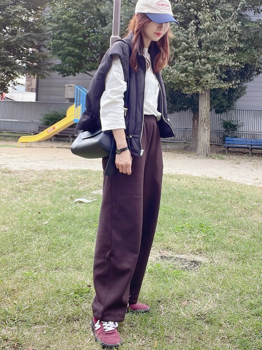 「スウェットパンツ、オトナカジュアル、UNIQLOC、しまむら、プチプラ、メンズライク、秋服、パンツコーデ、カジュアルスタイル、お洒落さんとつながりたい、キャップ、オーバーサイズ、プチプラコーデ、スポーツミックス、ラフ」｜「しまむらのアイテム（Tシャツ/カットソー、ホワイト系）」を使った、qyun000さん（レディース・164cm）の秋コーディネートの1枚目の写真