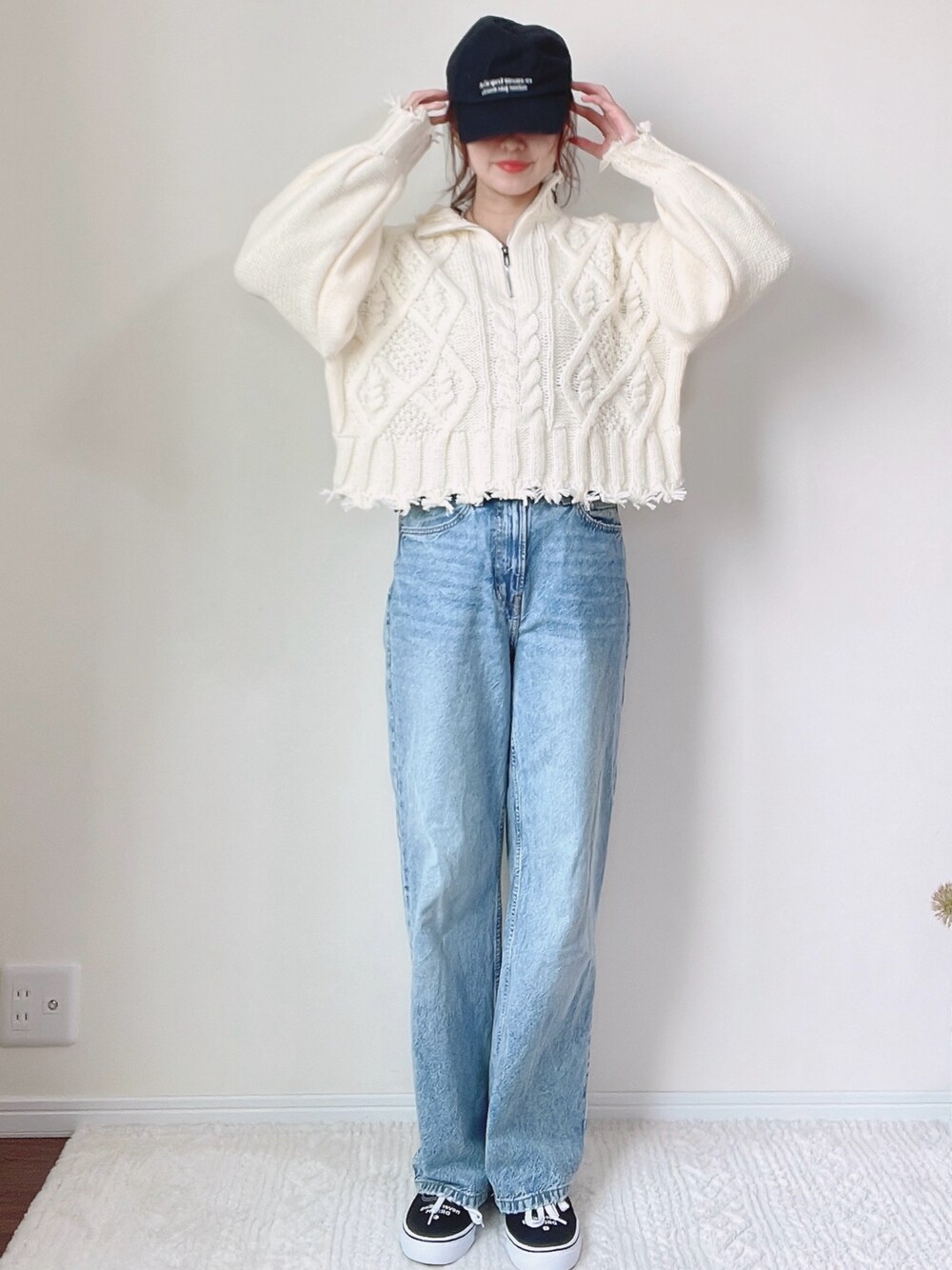 「ニットコーデ、ootd、冬服、カジュアルスタイル、大人かわいい、シンプルコーデ、ラフコーデ、パンツコーデ、スニーカー、ホワイト、おしゃれさんと繋がりたい、シンプル、大人可愛い、ホワイトコーデ、ホワイトニット」｜「mily biletの【mily bilet】大人カジュアルに遊び心を。ダメージハーフジップハイネックショート丈ケーブルニット（ニット/セーター、ホワイト系）」を使った、qyun000さん（レディース・164cm）の冬コーディネートの1枚目の写真