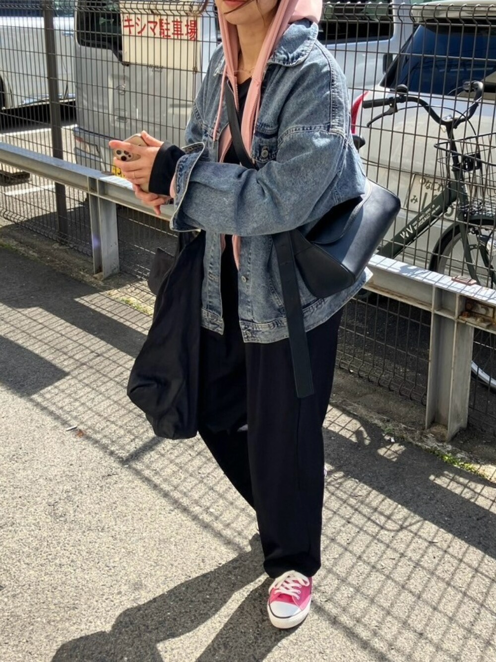 「デニムジャケット、春コーデ、カジュアルガーリー、パステル映える春、スニーカーコーデ、ピンクコーデ、オトナカジュアル、春服、プチプラ、しまむら、スラックス、さしいろピンク、おしゃれさんと繋がりたい、デニジャケ×パーカー、春めき満開コーデ」｜「しまむらのアイテム（スラックス、ブラック系）」を使った、qyun000さん（レディース・164cm）の春コーディネートの1枚目の写真