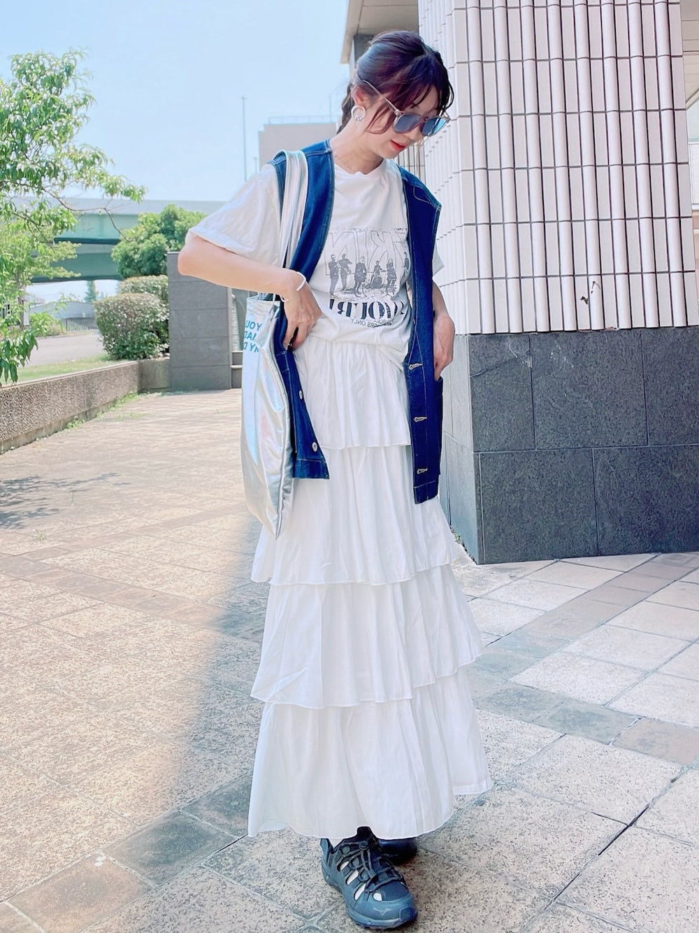 「スポーツミックス、夏コーデ、大人カジュアルコーデ、Discoat、しまむら、プチプラファッション、白Tシャツ、バンドT、ティアードスカート、きれいめカジュアル、サングラス、プチプラ」｜「しまむらのアイテム（Tシャツ/カットソー、ホワイト系）」を使った、qyun000さん（レディース・164cm）の夏コーディネートの1枚目の写真
