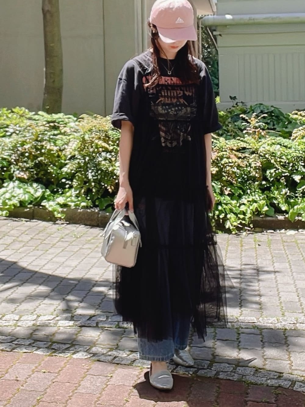 「甘辛mix、カジャアルコーデ、ビンテージTシャツ、チュールワンピ、オトナカジュアル、プチプラコーデ、しまむら、ジーユー、アベイル、トレンドファッション、春夏コーデ、ロックT、シルバー」｜「しまむらのアイテム（Tシャツ/カットソー、ブラック系）」を使った、qyun000さん（レディース・164cm）の春コーディネートの1枚目の写真