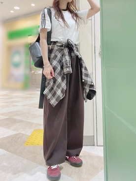 「アイテム（チノパンツ、ブラウン系）」を使った、qyun000さん（レディース・164cm）の夏コーディネート