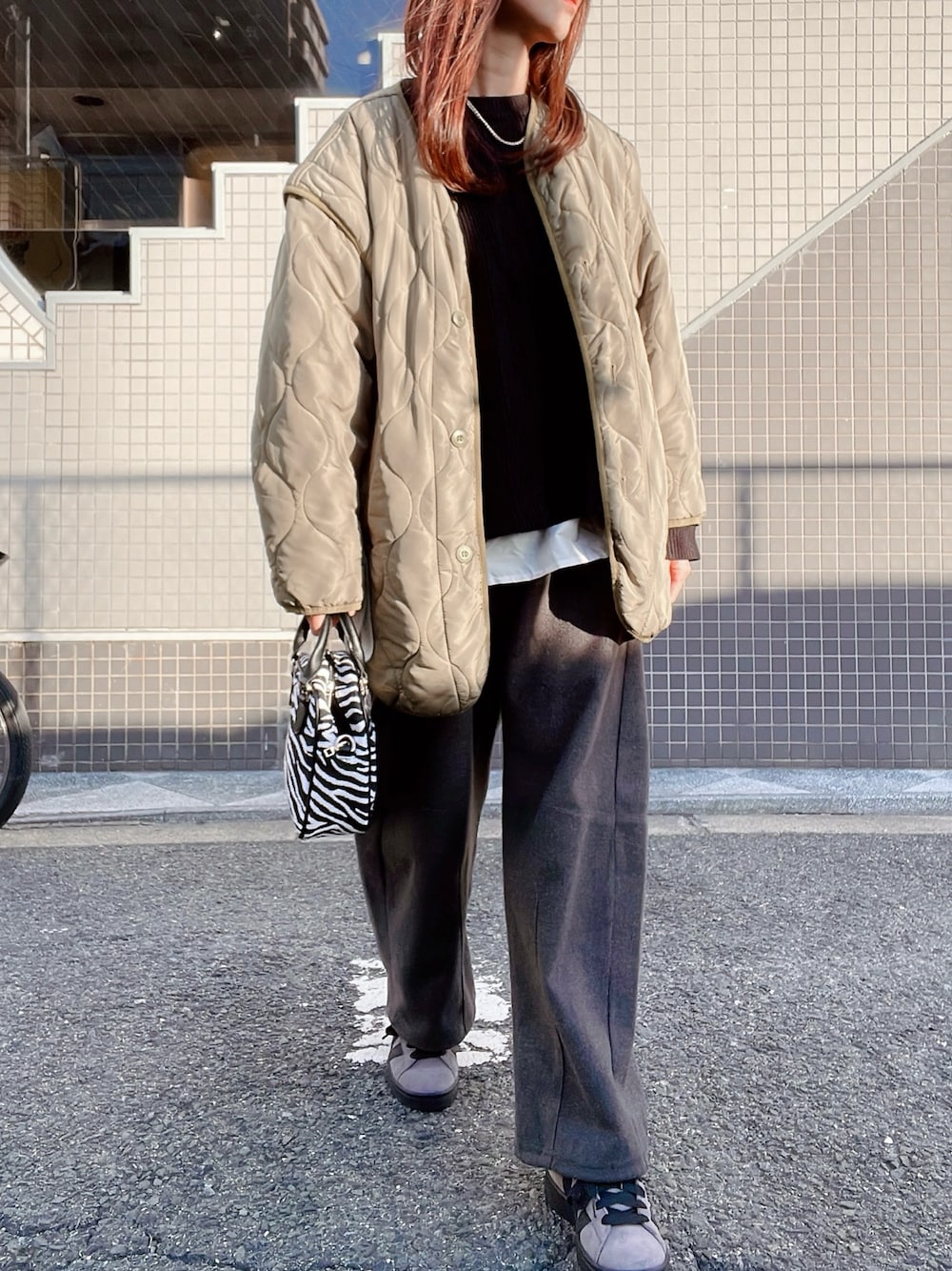 「冬服、シンプルスタイル、プチプラ、スニーカー、ニット/セーター、あったかコーデ、カジュアルコーデ、ラフコーデ、オトナカジュアル、メンズライク、モノトーンコーデ、レイヤードスタイル、キルティング、休日スタイル」｜「しまむらのアイテム（ニット/セーター、ブラック系）」を使った、qyun000さん（レディース・164cm）の冬コーディネートの1枚目の写真