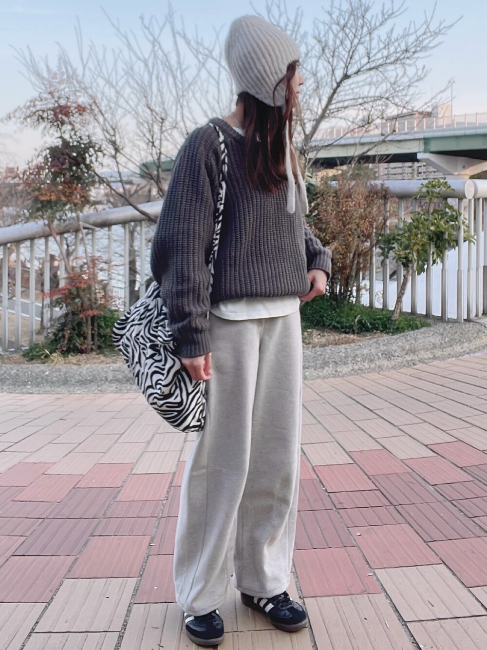 「プチプラ、ニット帽、ラフコーデ、冬コーデ、カジュアルコーデ、グレー、おしゃれさんと繋がりたい、ママファッション、ニットコーデ、ジーユー、プチプラコーデ、淡色コーデ」｜「GUのアイテム（ニットキャップ/ビーニー、グレー系）」を使った、qyun000さん（レディース・164cm）の冬コーディネートの1枚目の写真