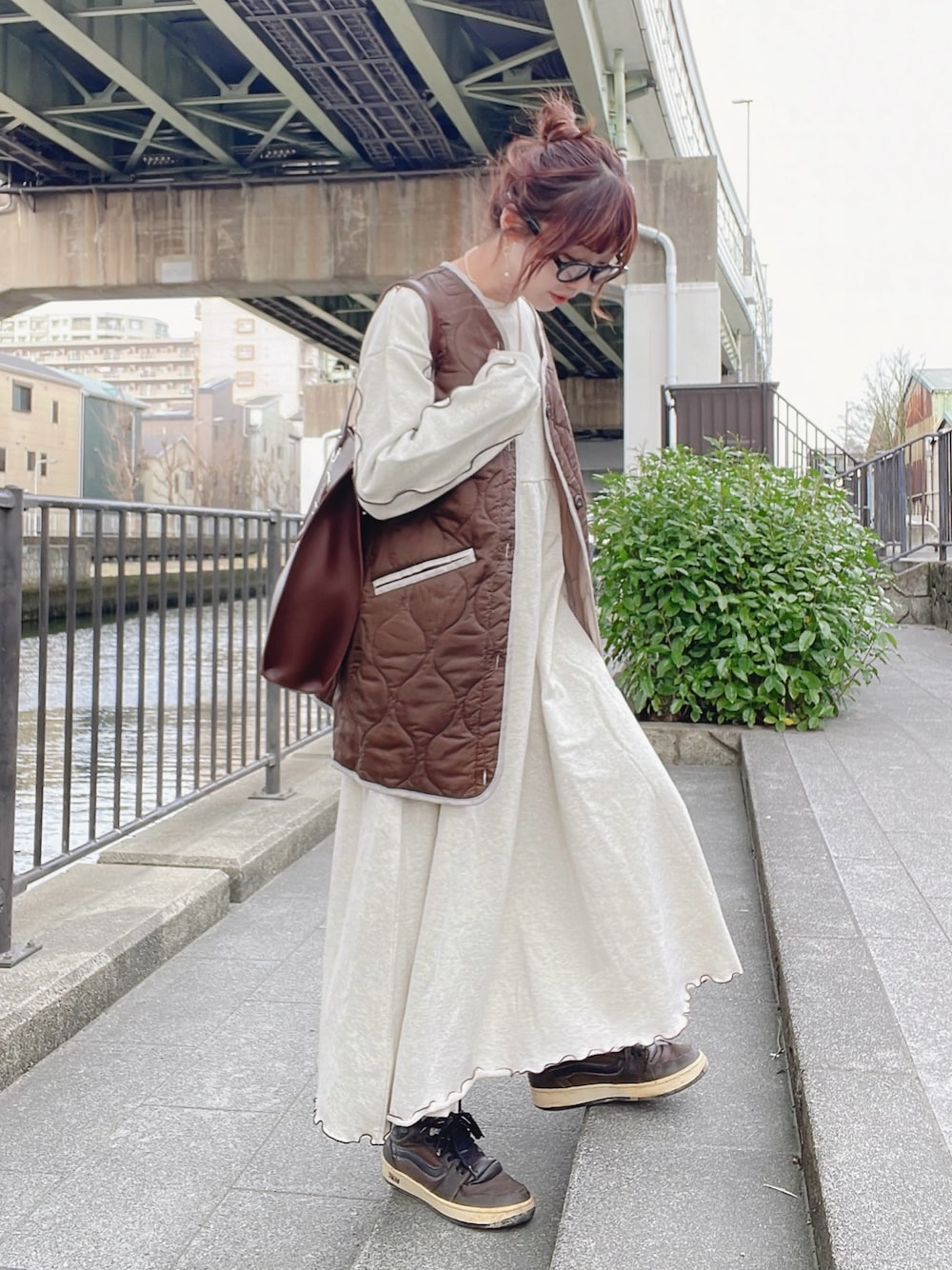 「春めき満開コーデ、ショルダーバッグ、春服コーデ、大人コーデ、ワンピース、大人かわいい、お洒落さんとつながりたい、キレイめカジュアル、ブラウンコーデ、オトナカジュアル、ワンピースコーデ、レディースファッション、スニーカー」｜「DISCOATのアイテム（ベスト、ブラウン系）」を使った、qyun000さん（レディース・164cm）の春コーディネートの1枚目の写真