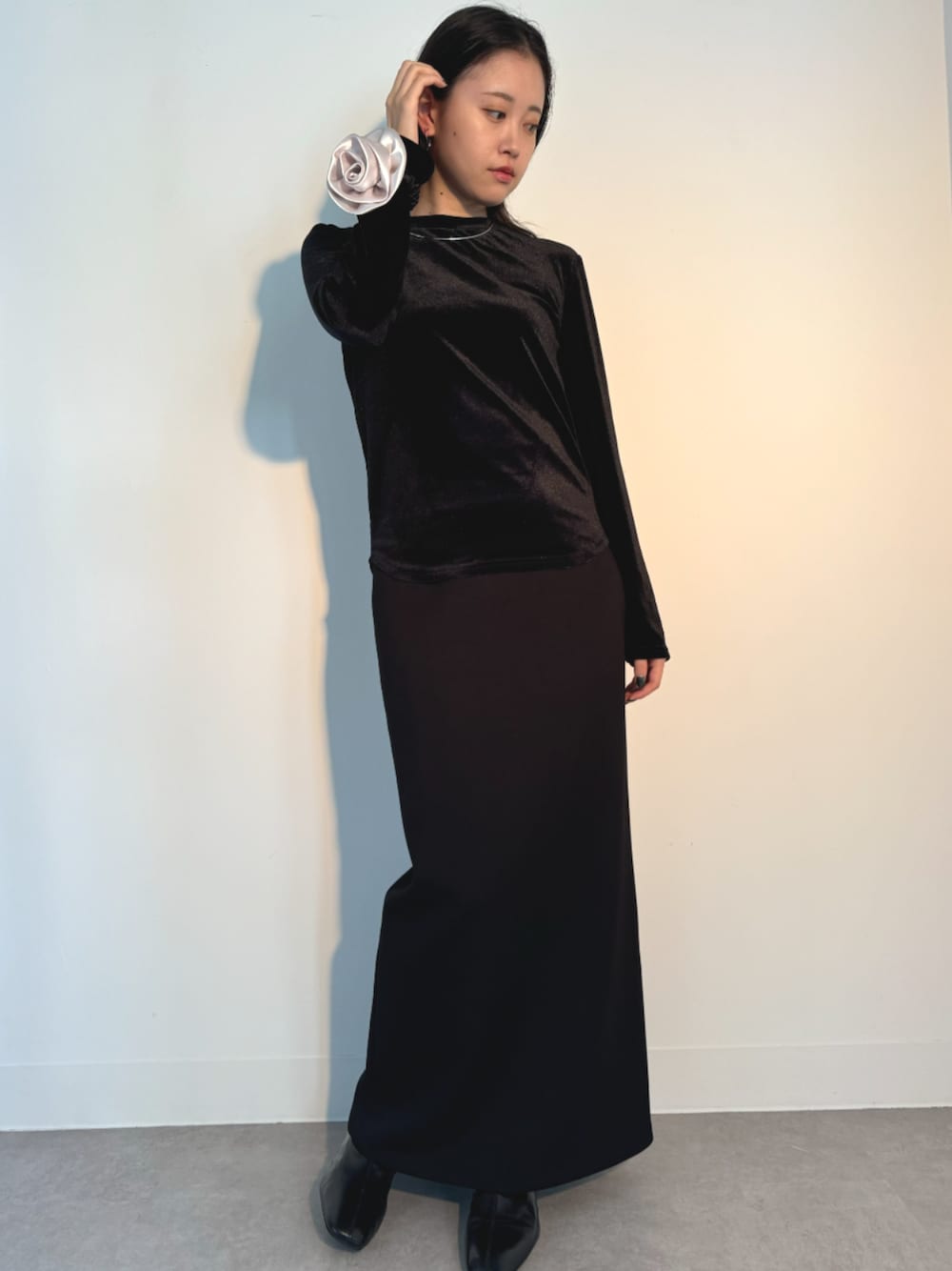 ブラック系のスカート、ブラック系のTシャツ/カットソー、シルバー系のネックレスを着用したレディースの秋コーディネートの1枚目の写真