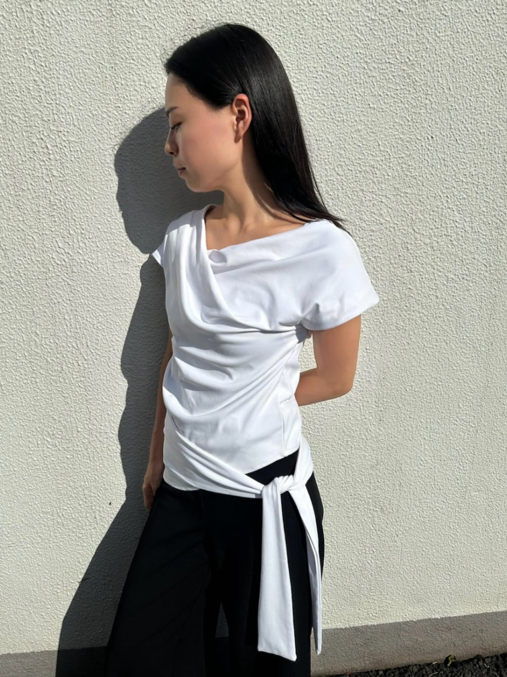 ホワイト系のTシャツ/カットソーを着用したレディースの秋コーディネートの1枚目の写真