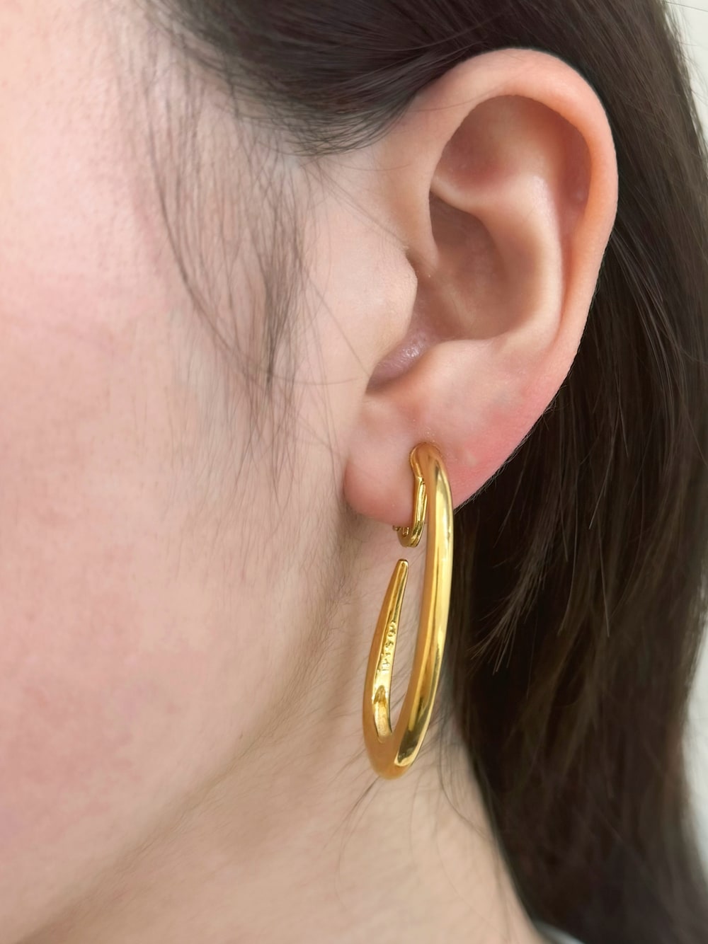 「ゴールドアクセ、ゴールドイヤリング、日本製、おおぶりイヤリング、大ぶりアクセサリー、エレガント」｜「IRIS47のivy hoop earring（イヤリング、ゴールド系）」を使った、h.o.v_officialさん（レディース・153cm）の秋コーディネートの1枚目の写真