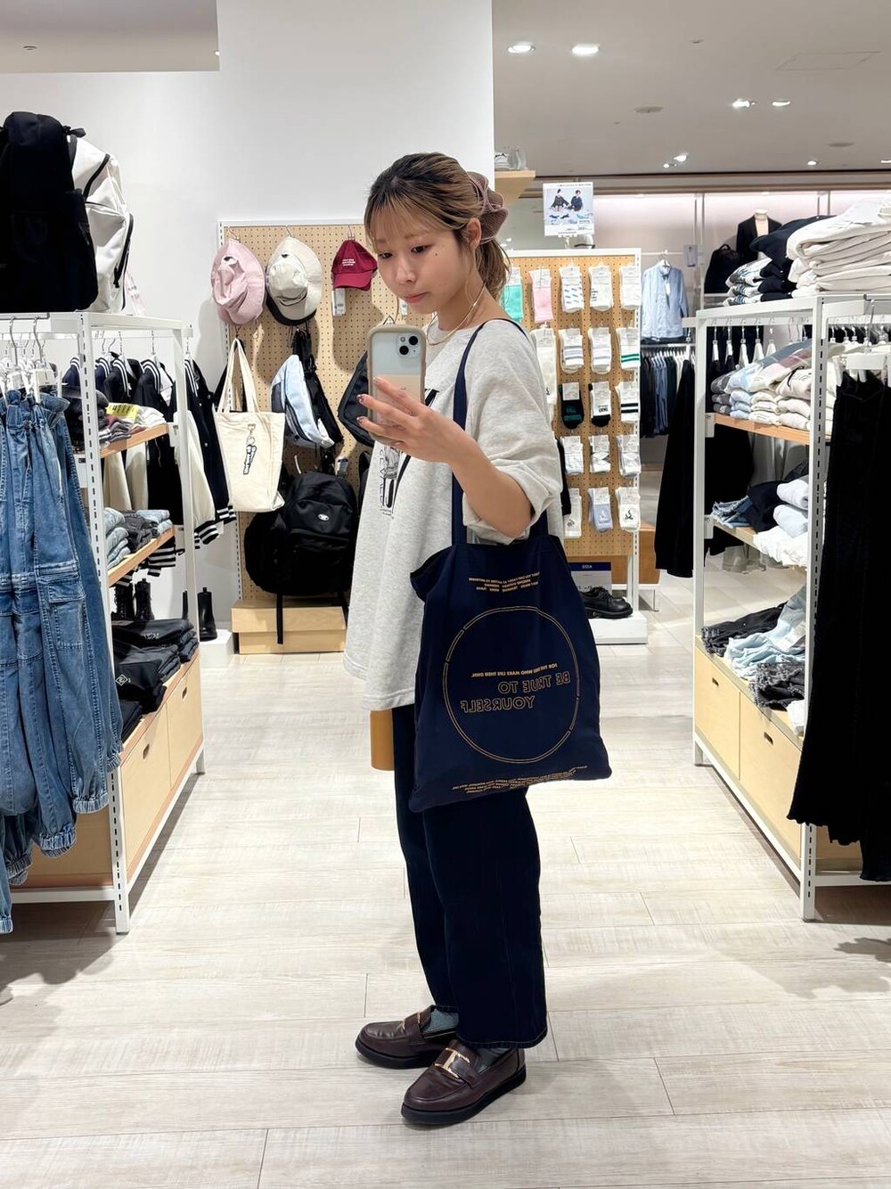 ブラウン系のローファー、ブルー系のデニムパンツ、グレー系のTシャツ/カットソーを着用したレディースの秋コーディネートの1枚目の写真