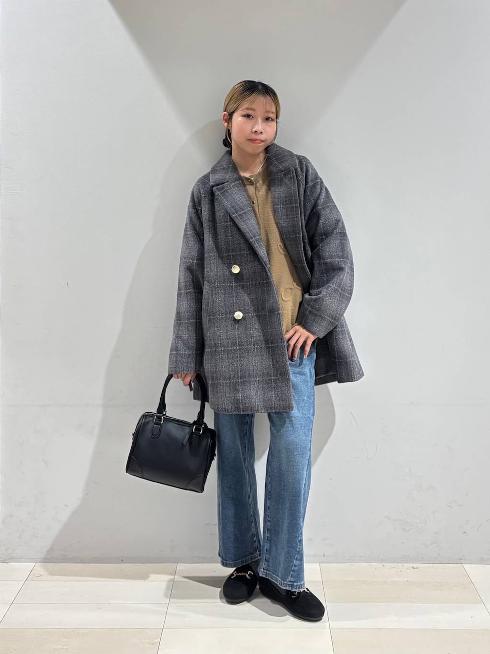 その他のチェスターコート、イエロー系のカーディガン/ボレロ、ブルー系のデニムパンツを着用したレディースの秋コーディネートの1枚目の写真