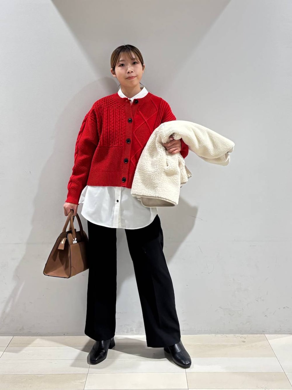 ホワイト系のシャツ/ブラウス、ブラック系のその他パンツ、ベージュ系のショルダーバッグを着用したレディースの秋コーディネートの1枚目の写真