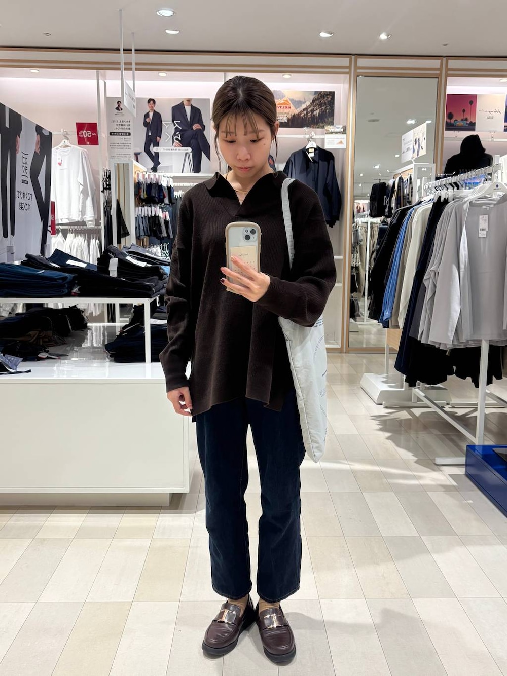 ブラウン系のローファー、ブルー系のデニムパンツ、ブラウン系のカーディガン/ボレロを着用したレディースの秋コーディネートの1枚目の写真