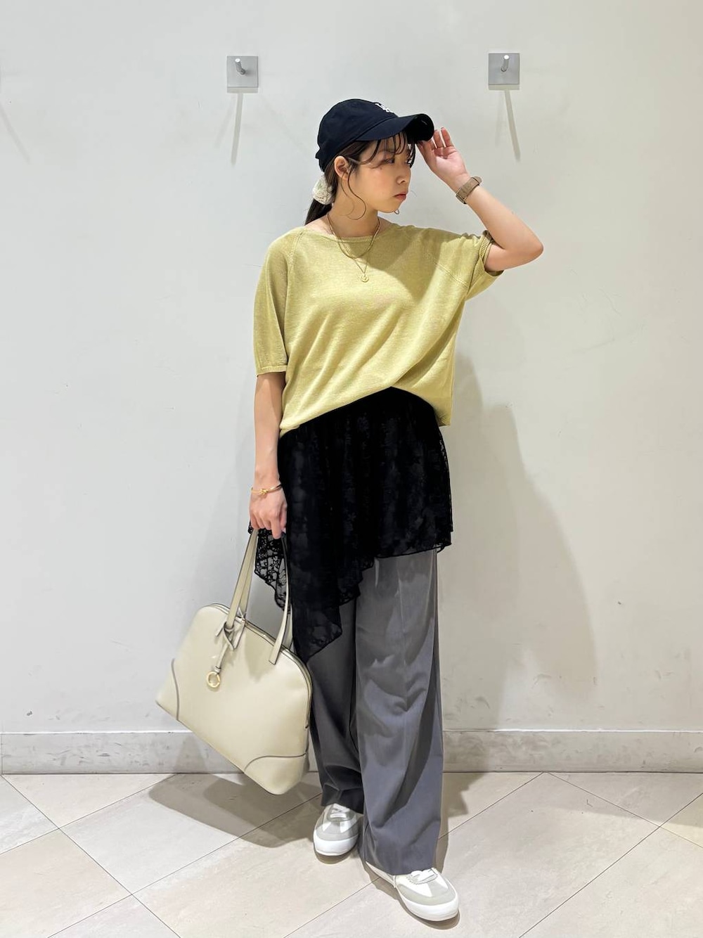 ホワイト系のスニーカー、イエロー系のTシャツ/カットソー、ブラック系のその他トップスを着用したレディースの夏コーディネートの1枚目の写真