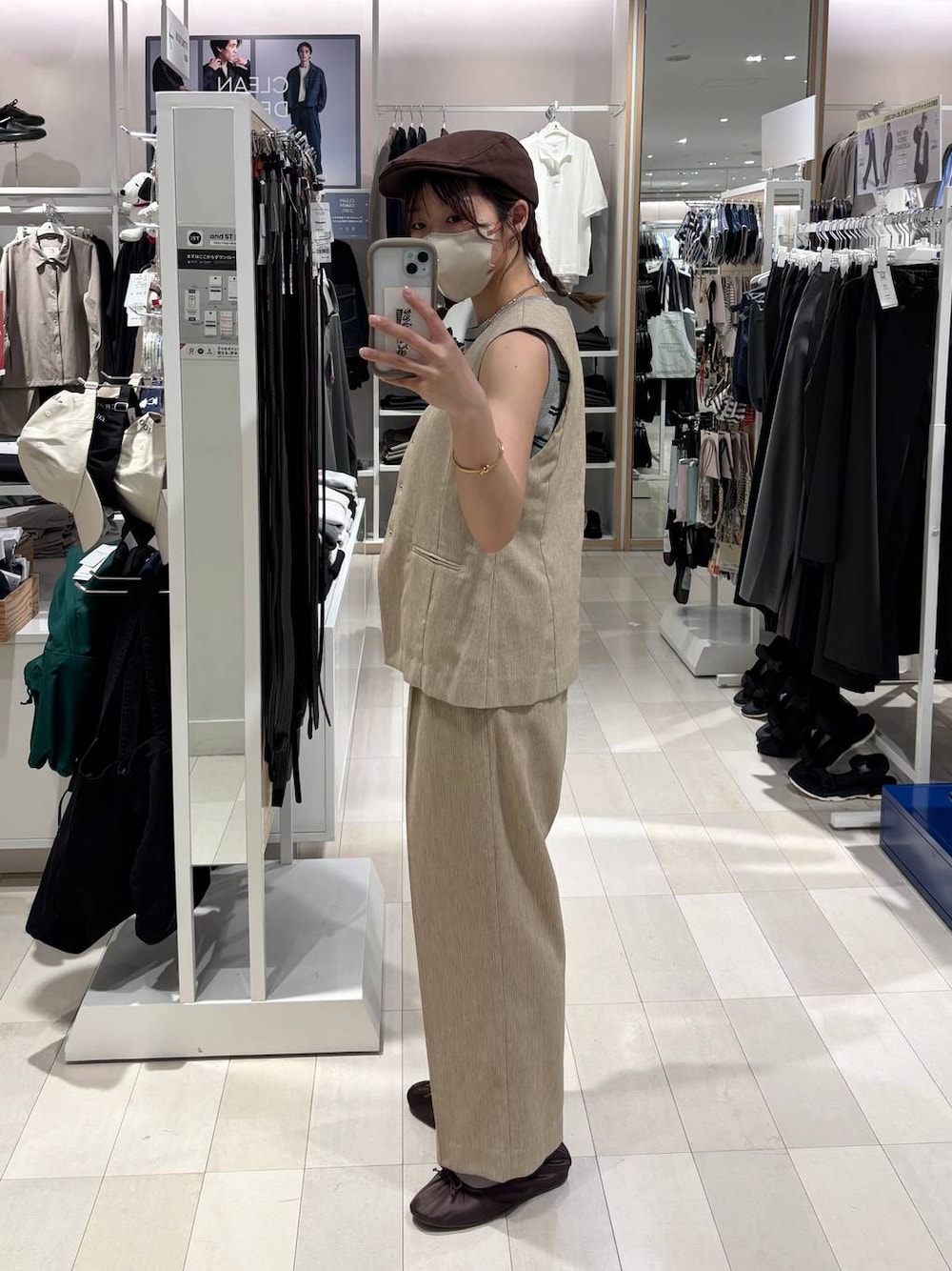 ベージュ系のその他パンツ、ベージュ系のベスト、グレー系のニット/セーターを着用したレディースの夏コーディネートの1枚目の写真