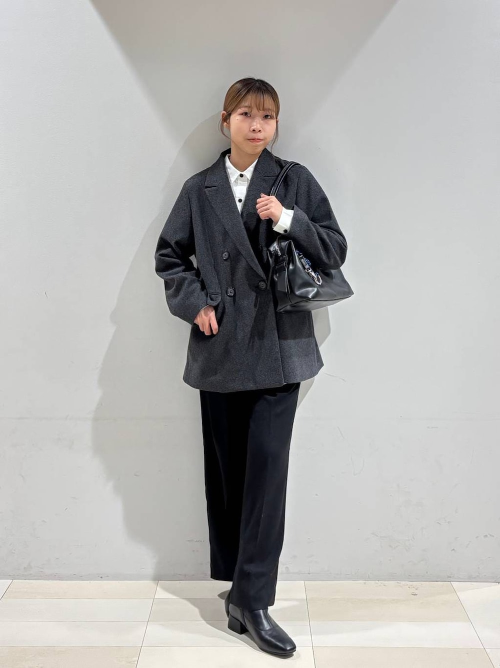 ブラック系のボストンバッグ、ホワイト系のシャツ/ブラウス、ブラック系のその他パンツを着用したレディースの秋コーディネートの1枚目の写真