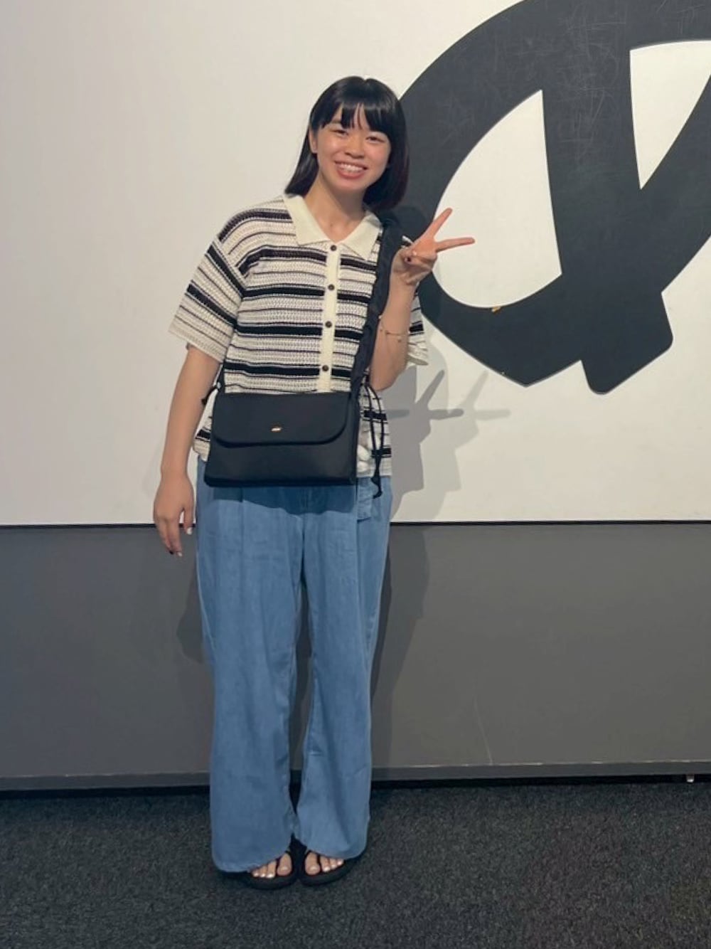 その他のシャツ/ブラウス、ブルー系のデニムパンツ、ブラック系のショルダーバッグを着用したレディースの夏コーディネートの1枚目の写真