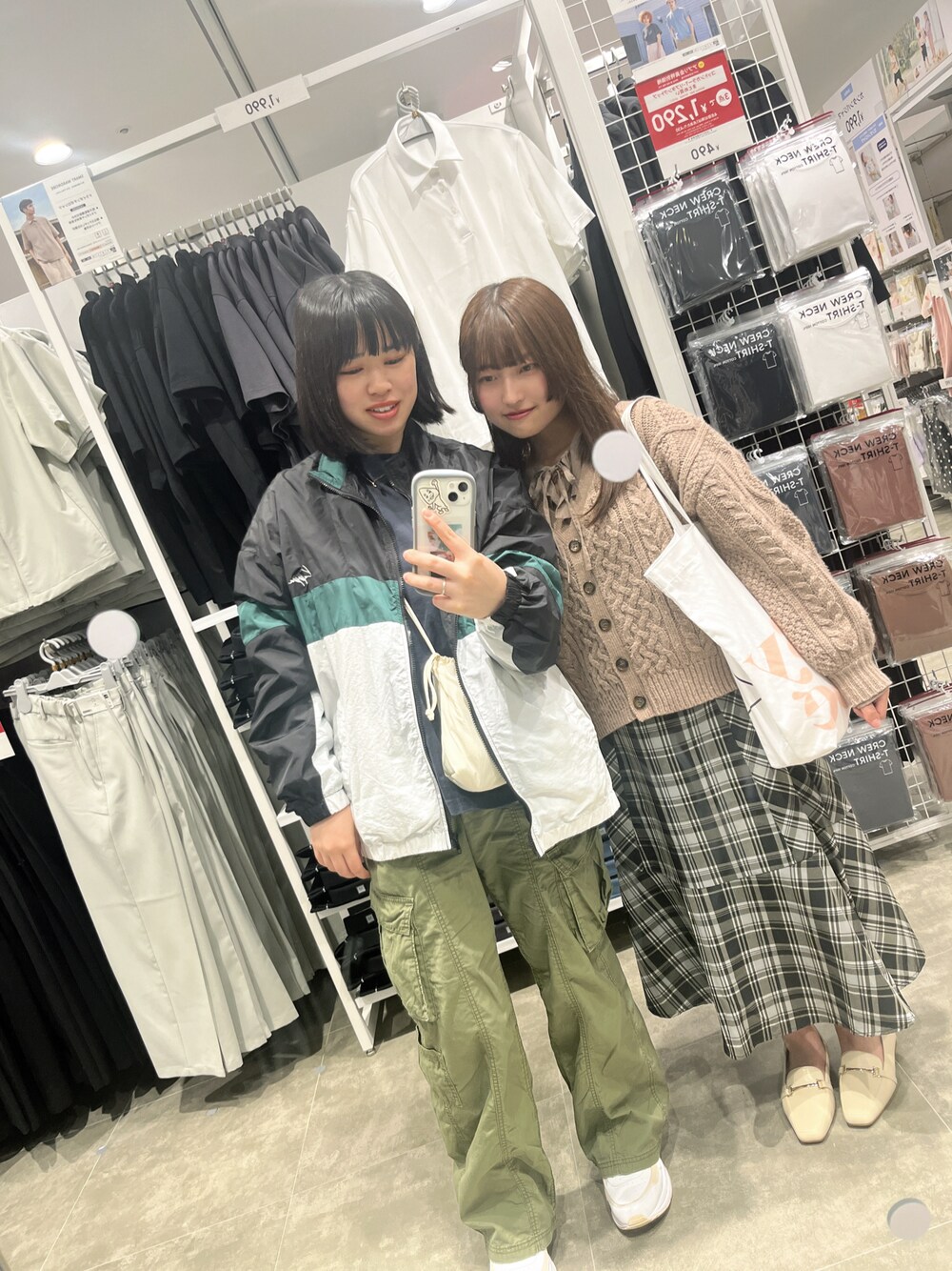 「スニーカー、ガラモノ、アウトドアスタイル、スポーティ、お出かけコーデ、春服みてみて」｜「Availのアイテム（Tシャツ/カットソー、ブルー系）」を使った、hirariさん（レディース・160cm）の春コーディネートの1枚目の写真