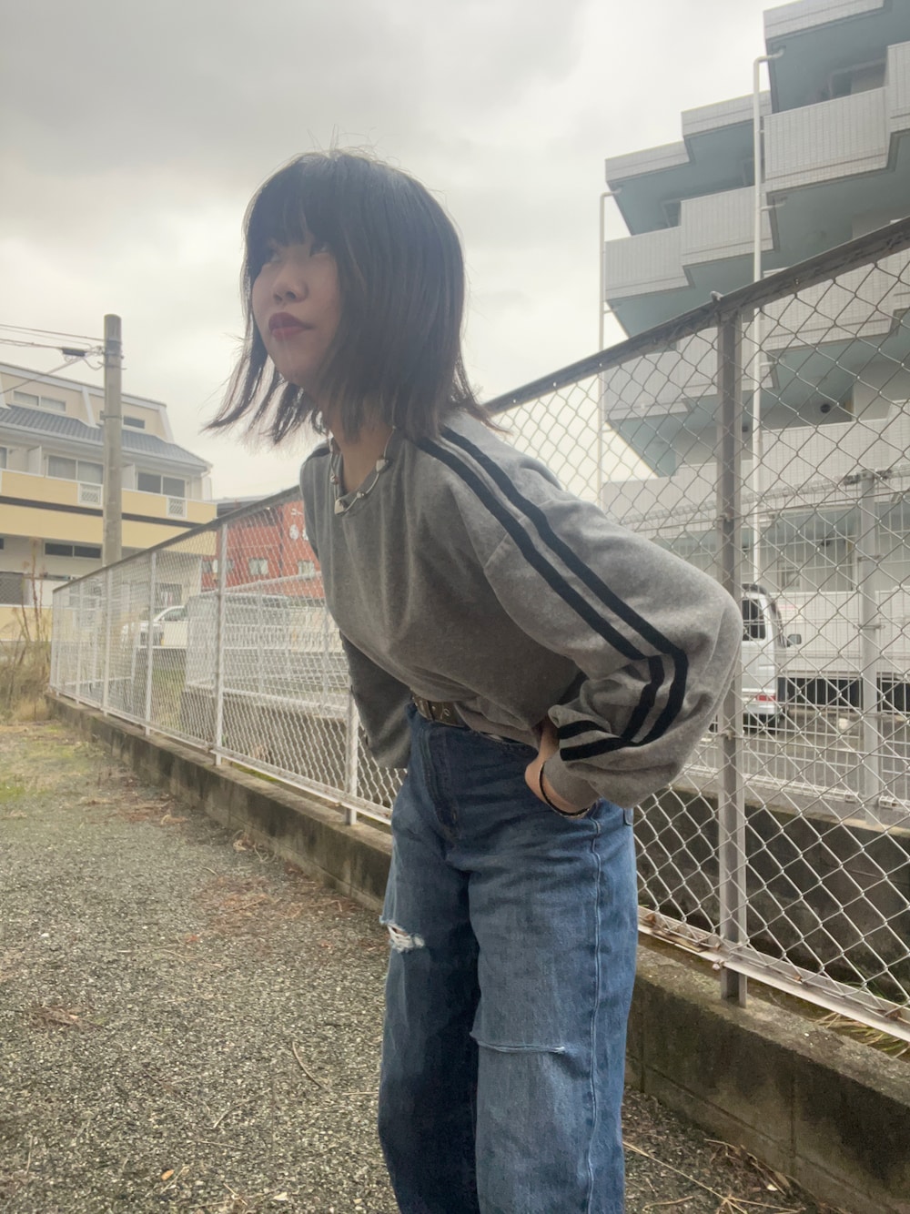 「今日のコーデ、スウェット、アパレルスタッフ、出勤コーデ、ootd、LOWRYS FARM、デニム」｜「LOWRYS FARMのアイテム（スウェット、グレー系）」を使った、暖乃さん（レディース・159cm）の冬コーディネートの1枚目の写真