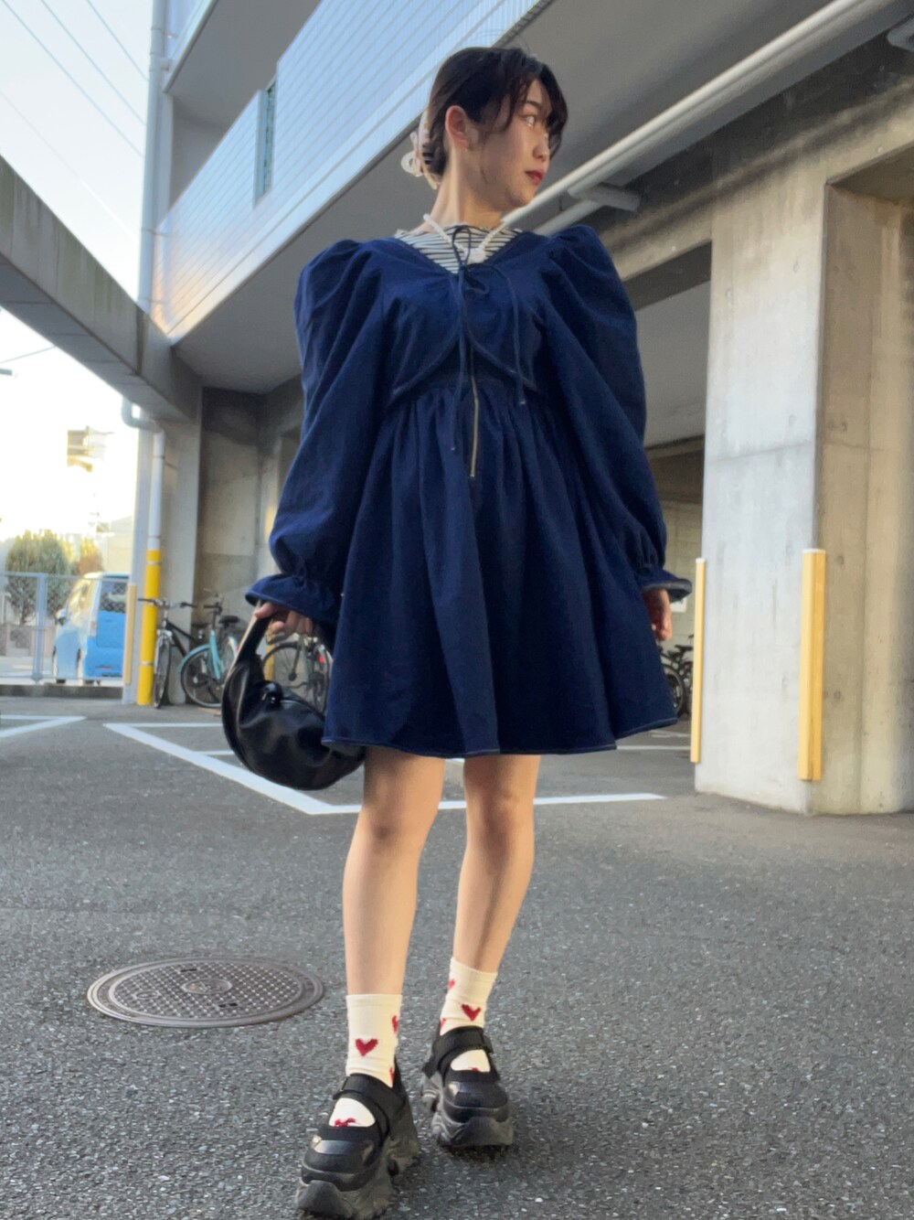「出勤コーデ、デート、サトムラ、ローリーズファーム(LOWRYS FARM)、コラボアイテム、ootd、アパレルスタッフ、春服、デートコーデ、デニムワンピース」｜「LOWRYS FARMのアイテム（ワンピース、ブルー系）」を使った、暖乃さん（レディース・159cm）の春コーディネートの1枚目の写真