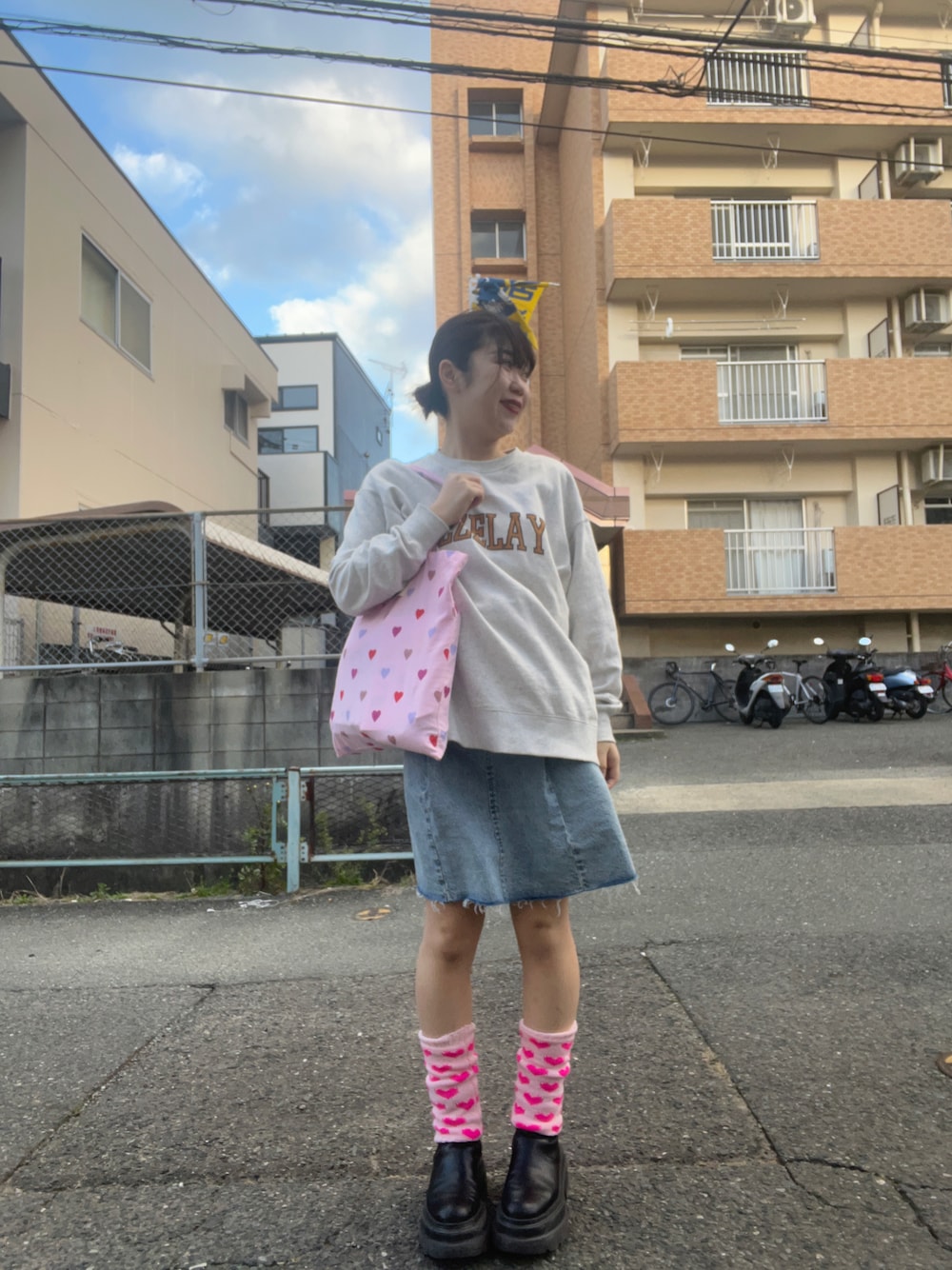 「冬を彩る色いろコーデ、LOWRYS FARM、アパレルスタッフ、出勤コーデ、ootd、ハートバッグ、ハート」｜「FLYING TIGERSのアイテム（トートバッグ、ピンク系）」を使った、暖乃さん（レディース・159cm）の冬コーディネートの1枚目の写真