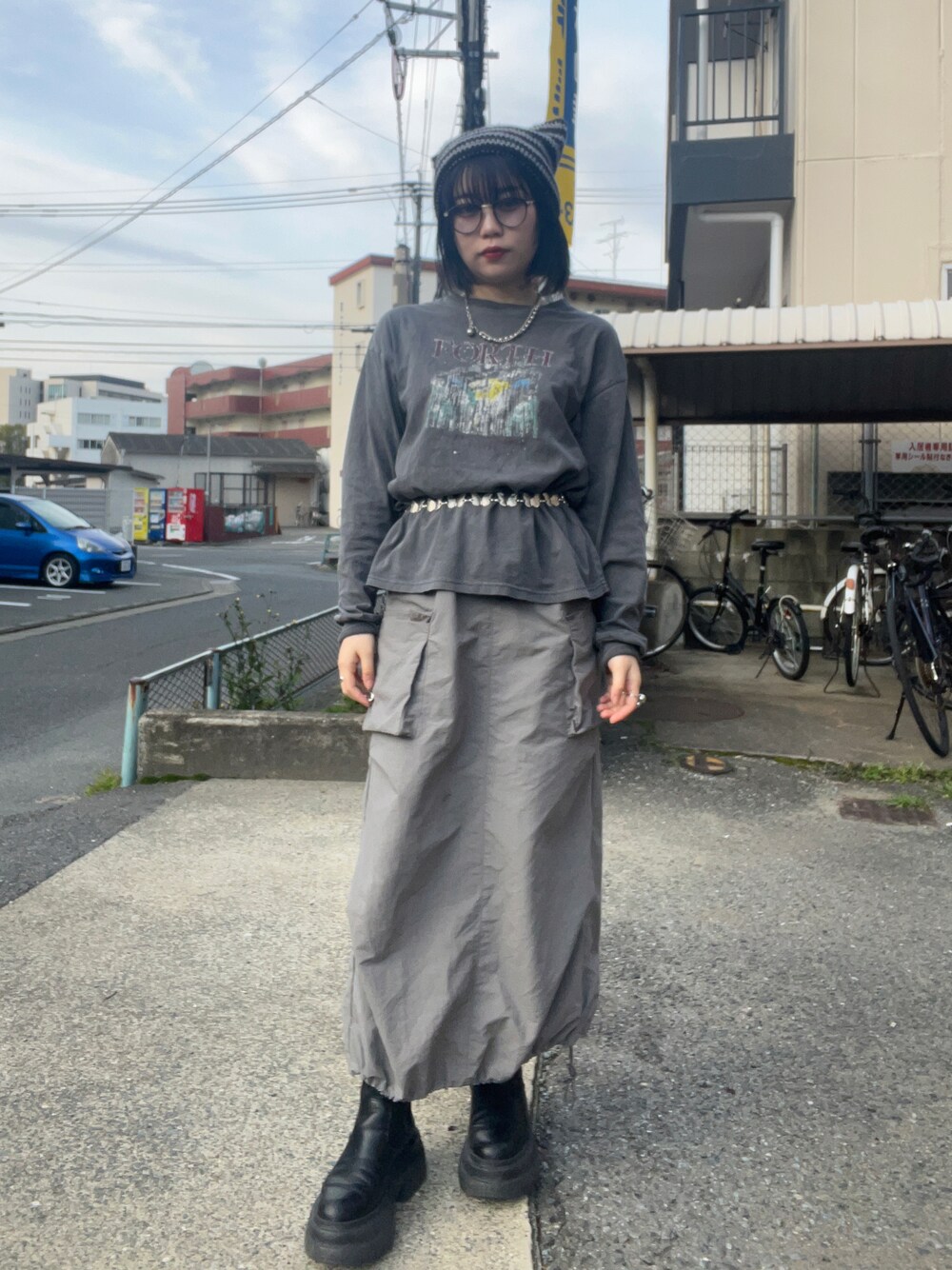 「春のおしゃ見えテクニック、春コーデ、LOWRYS FARM、ローリーズファーム(LOWRYS FARM)、アパレルスタッフ、ootd、出勤コーデ」｜「LOWRYS FARMのｓｐａｃｅカコウプリントＬＳ 992837（Tシャツ/カットソー、グレー系）」を使った、暖乃さん（レディース・159cm）の春コーディネートの1枚目の写真