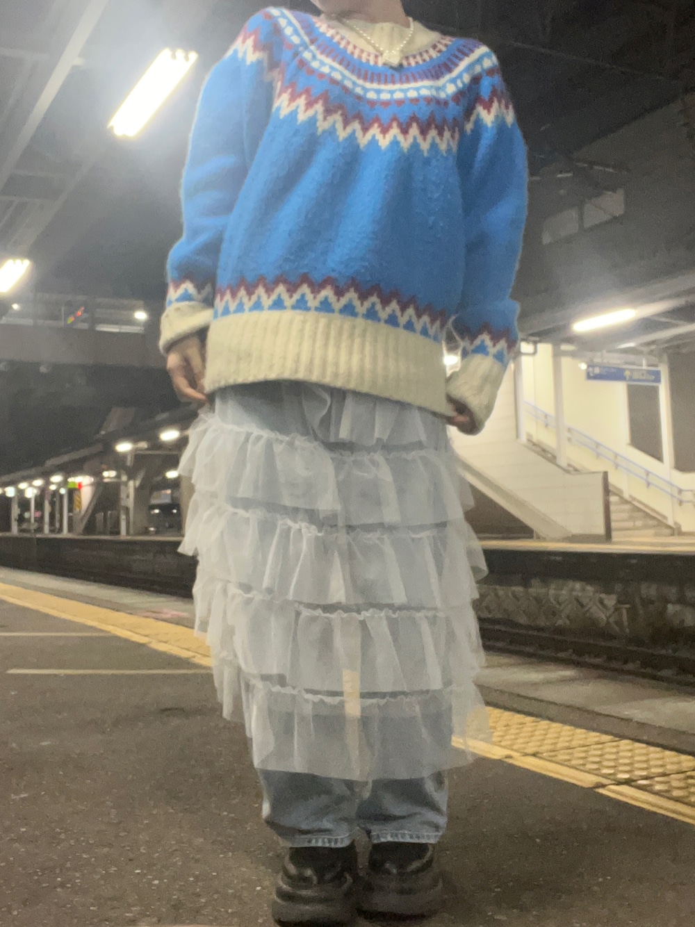「出勤コーデ、アパレルスタッフ、アパレル店員、ootd、毎日コーデ、ニット、レイヤードスタイル」｜「LOWRYS FARMのアイテム（ニット/セーター、ブルー系）」を使った、暖乃さん（レディース・159cm）の冬コーディネートの1枚目の写真
