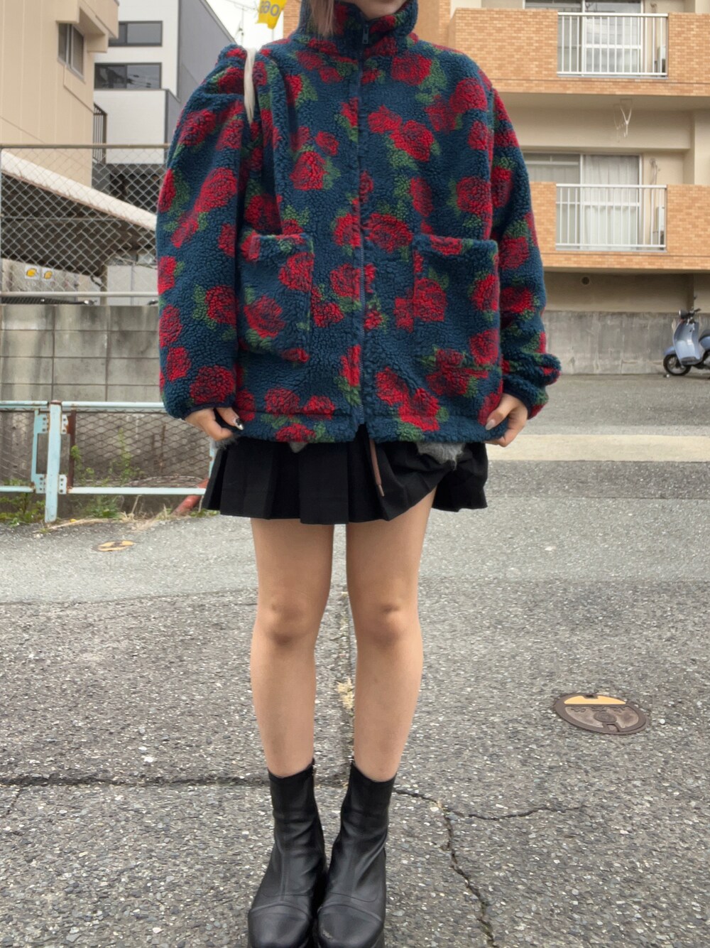 ブラック系のジャケット/アウター、ブラック系のスカートを着用したレディースの冬コーディネートの1枚目の写真