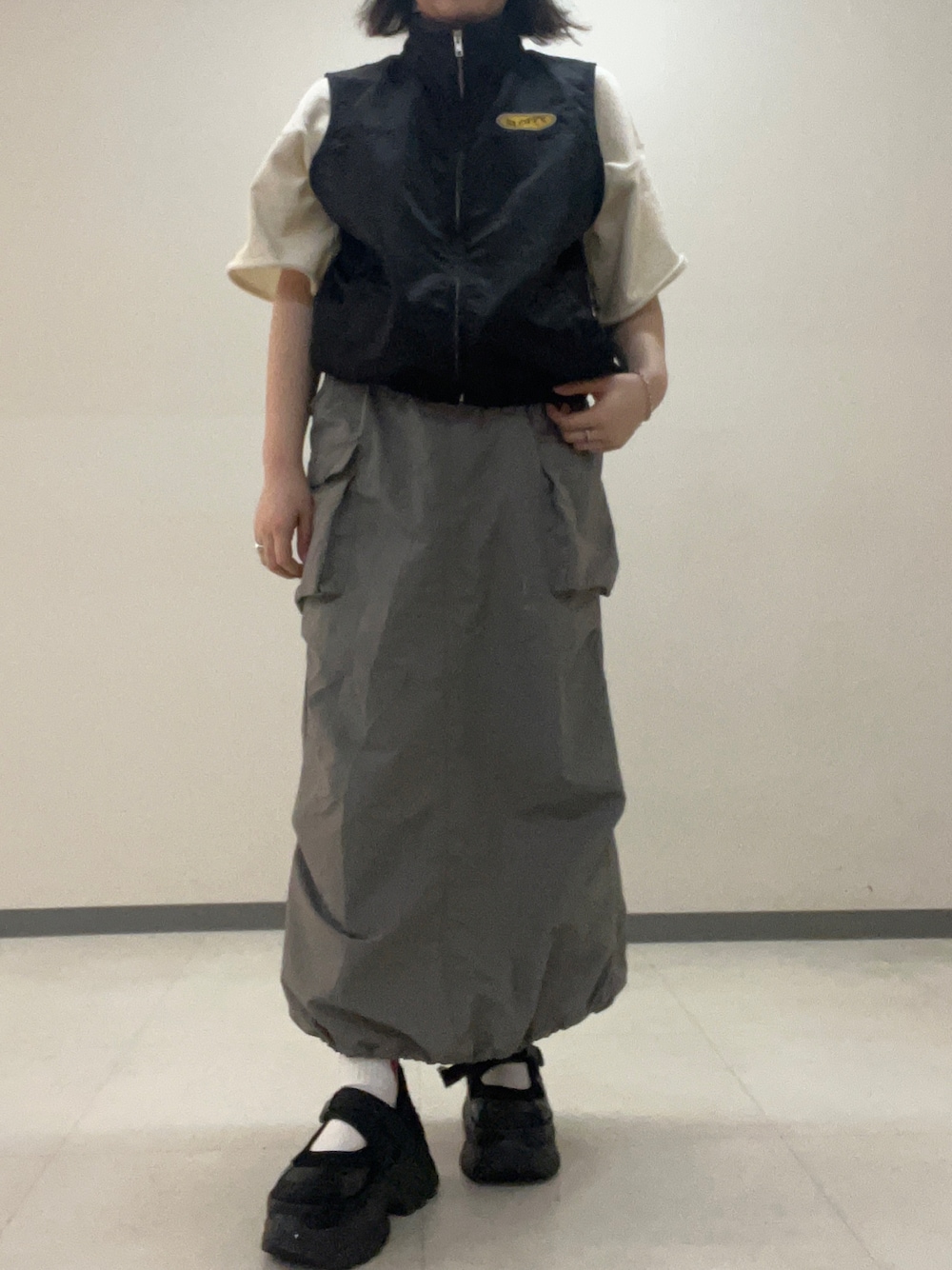 「ＧＷ、春ファッション、LOWRYS FARM、WHO’S WHO gallery、JEANASIS、初夏コーデ、アパレルスタッフ、出勤コーデ、ootd」｜「WHO'S WHO galleryの《WEB限定》【SLOPPY/スロッピー】ハイネックベスト（ベスト、ブラック系）」を使った、暖乃さん（レディース・159cm）の春コーディネートの1枚目の写真