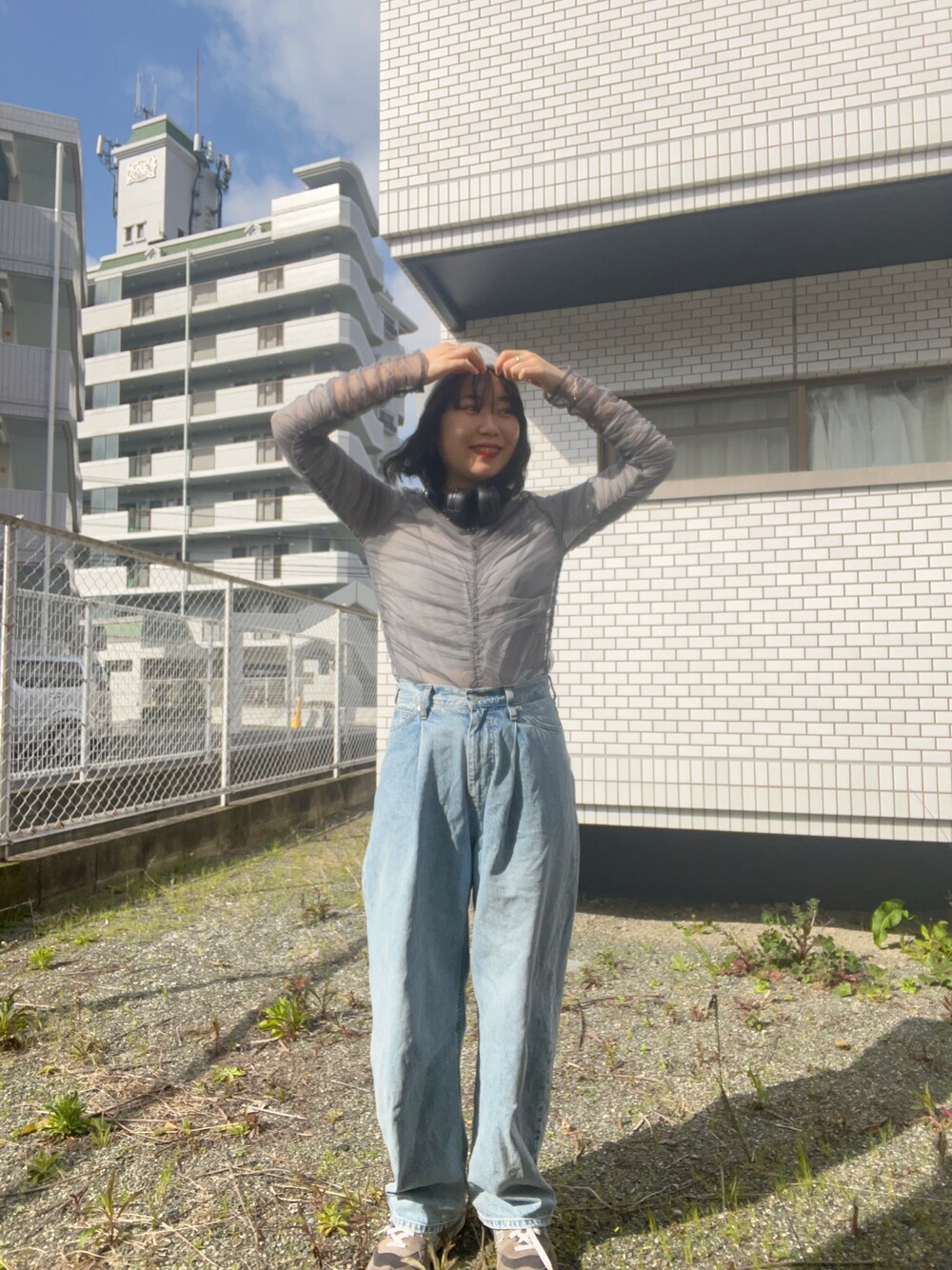 「春夏コーデ、デニムコーデ、デニム、春カラー、カーブパンツ、ローリーズファーム(LOWRYS FARM)、LOWRYS FARM、出勤コーデ、ootd、アパレルスタッフ、春、お洒落さんとつながりたい、レース」｜「LOWRYS FARMの【セットアイテム】２ＰシャーリングＬＳ　103918（シャツ/ブラウス、グレー系）」を使った、暖乃さん（レディース・159cm）の春コーディネートの1枚目の写真