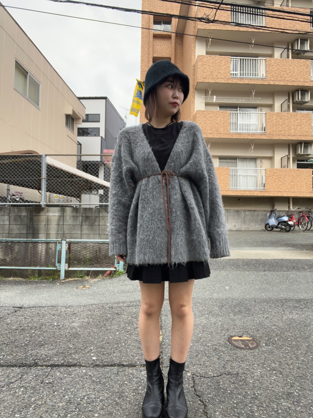 「冬のコーデ、新星WEARISTAにエントリー、ootd、出勤コーデ、アパレルスタッフ、LOWRYS FARM」｜「LOWRYS FARMのアイテム（帽子、ブラック系）」を使った、暖乃さん（レディース・159cm）の冬コーディネートの1枚目の写真