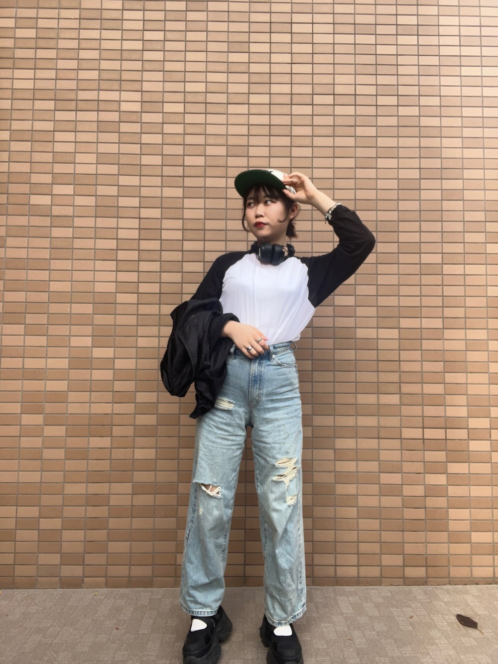 「パンツスタイル、デニム、LOWRYS FARM、厚底シューズ、キャップ、アパレルスタッフ、ootd、出勤コーデ」｜「LOWRYS FARMのアイテム（トップス、ブラック系）」を使った、暖乃さん（レディース・159cm）の春コーディネートの1枚目の写真