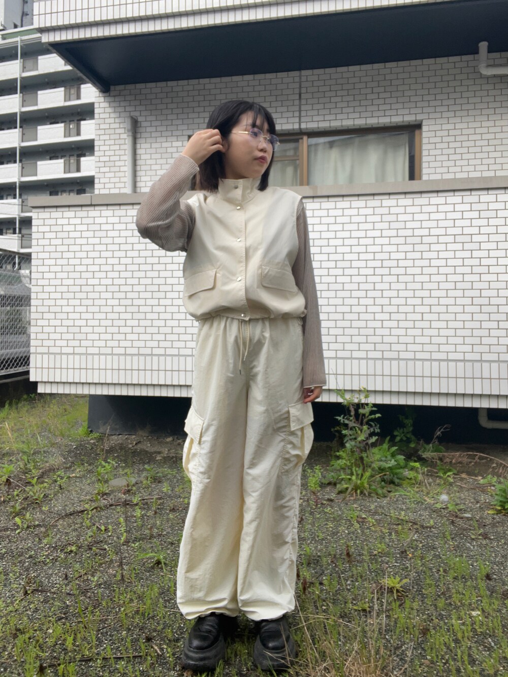 「春のNewスタイル、ワントーンコーデ、LOWRYS FARM、アパレルスタッフ、ootd、出勤コーデ、春コーデ、春ファッション、福岡、今日のコーデ、スポーツミックス」｜「LOWRYS FARMのアイテム（ベスト、ホワイト系）」を使った、暖乃さん（レディース・159cm）の春コーディネートの1枚目の写真