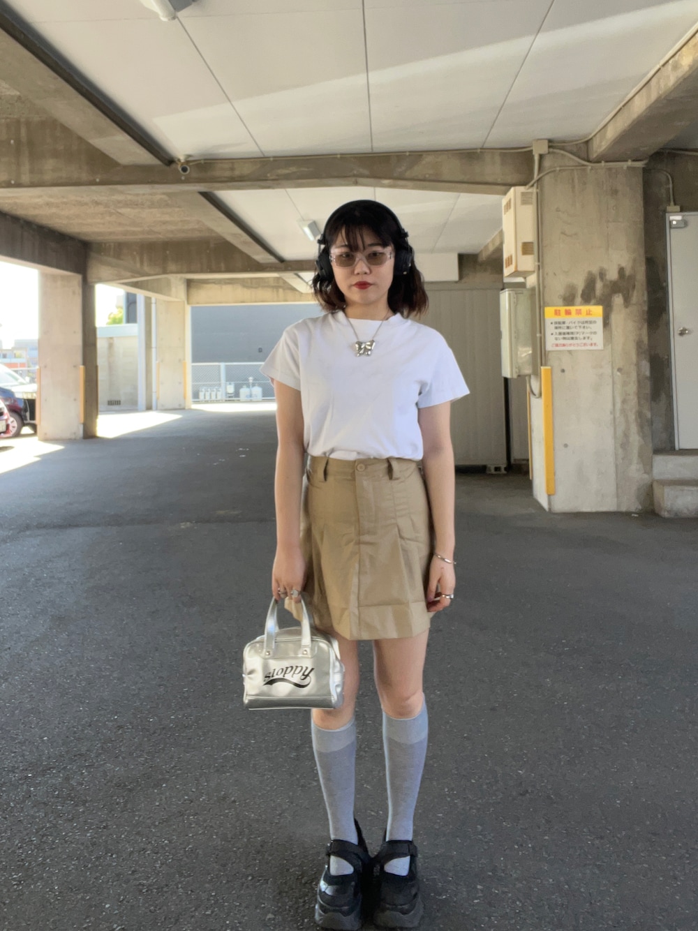 「古着MIX、夏コーデ、白Tシャツ、カジュアルガーリー、アパレルスタッフ、出勤コーデ、ootd、リボン」｜「VISのビッグリボンネックレス（ネックレス、シルバー系）」を使った、暖乃さん（レディース・159cm）の春コーディネートの1枚目の写真