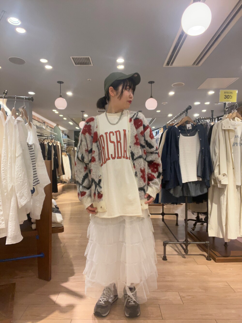 「春ファッション、ローリーズファーム(LOWRYS FARM)、RODEO CROWNS WIDE BOWL、アパレルスタッフ、出勤コーデ、ootd、春コーデ、チュールスカート」｜「RODEO CROWNS WIDE BOWLのパターンシャギーニットカーディガン（カーディガン/ボレロ、ホワイト系）」を使った、暖乃さん（レディース・159cm）の春コーディネートの1枚目の写真