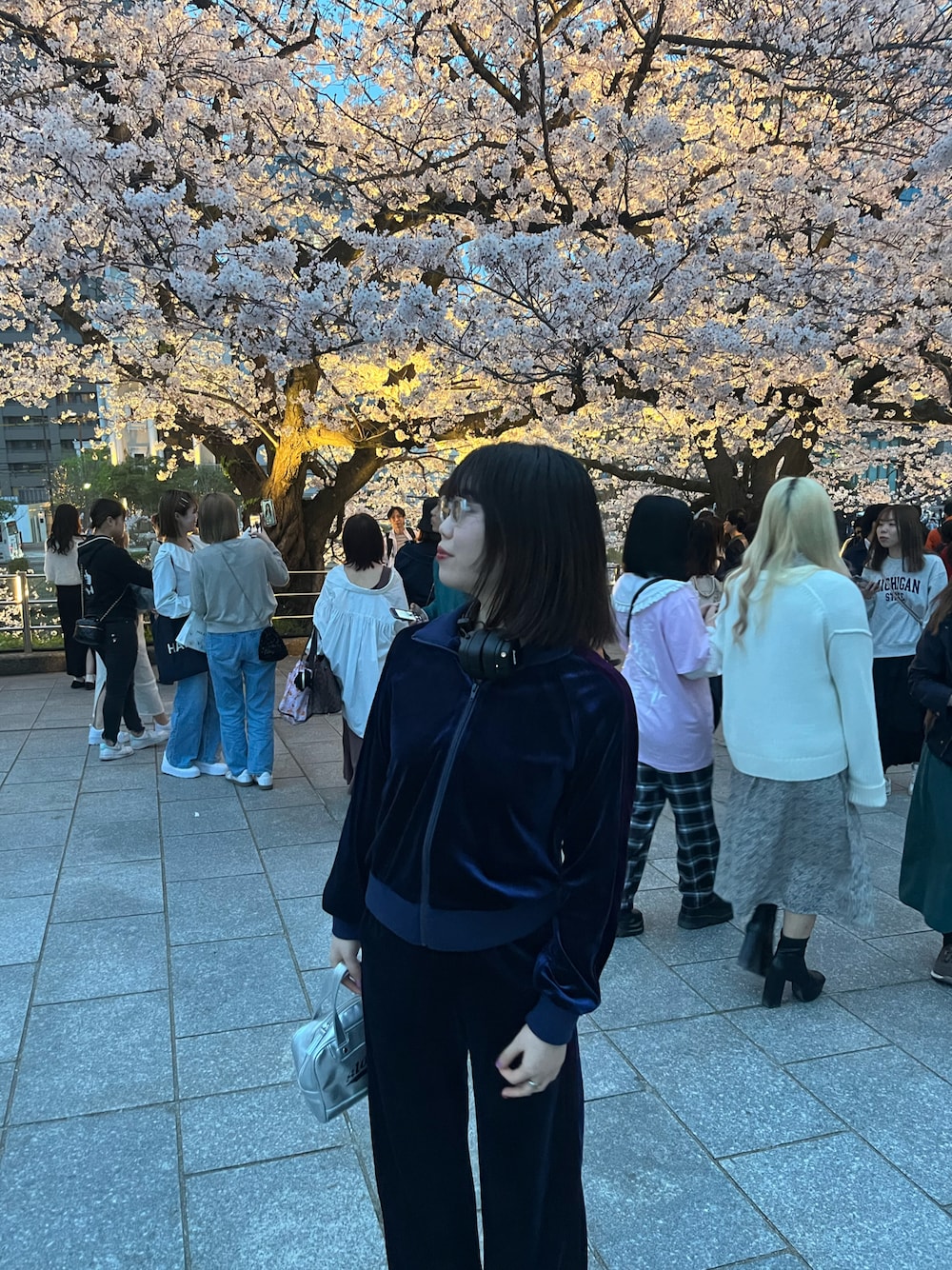 「春服、お出かけコーデ、今日のコーデ、パンツスタイル、LOWRYS FARM、WHO’S WHO gallery、アパレルスタッフ、出勤コーデ、ootd」｜「LOWRYS FARMのベロアトラックジャージ  966570（ジャージ、ブルー系）」を使った、暖乃さん（レディース・159cm）の春コーディネートの1枚目の写真