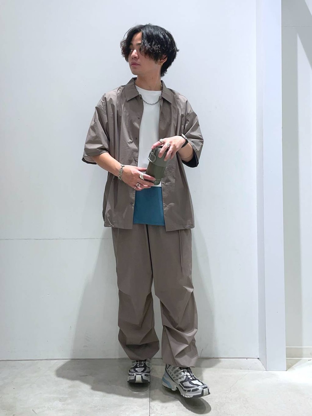 「着痩せ・細見え、高見え、リラックス、LAKOLE、オーバーサイズ、シンプルコーデ、カジュアル、カジュアルコーデ、夏コーデ、ワイドパンツ、ストリート、Tシャツ、シャツ、おでかけ」｜「LAKOLEのさらさらナイロンコーチシャツ / 133139（シャツ/ブラウス、イエロー系）」を使った、せとやんさん（メンズ・170cm）の夏コーディネートの1枚目の写真