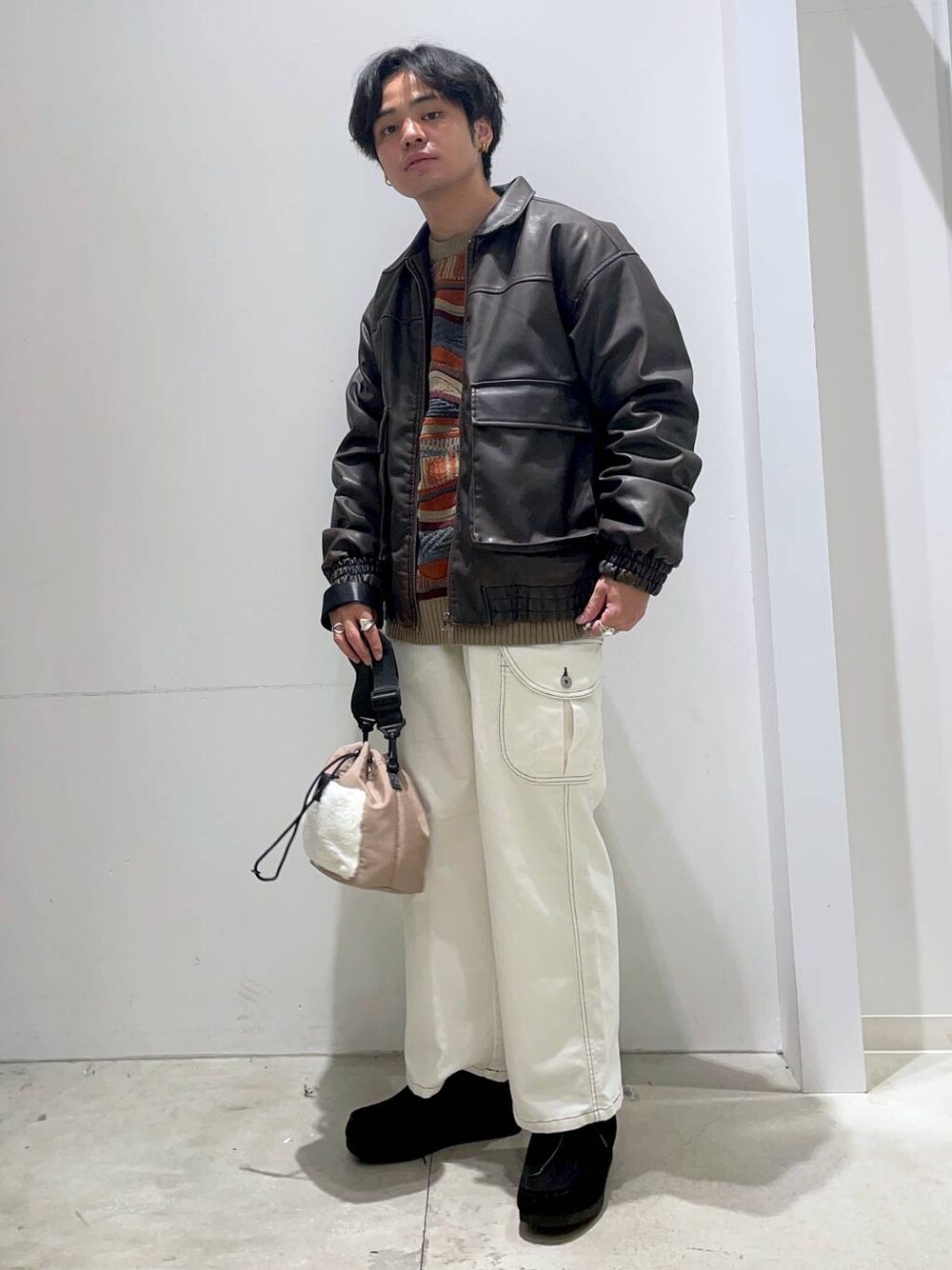「着痩せ・細見え、高見え、リラックス、LAKOLE、ワイドパンツ、冬コーデ、オーバーサイズ、ゆったり、ラフ、休日コーデ、シンプルコーデ、シンプル、おでかけ、デートコーデ、秋コーデ」｜「LAKOLEのボアコンビミニショルダーバッグ / 132230（ショルダーバッグ、ベージュ系）」を使った、せとやんさん（メンズ・170cm）の秋コーディネートの1枚目の写真