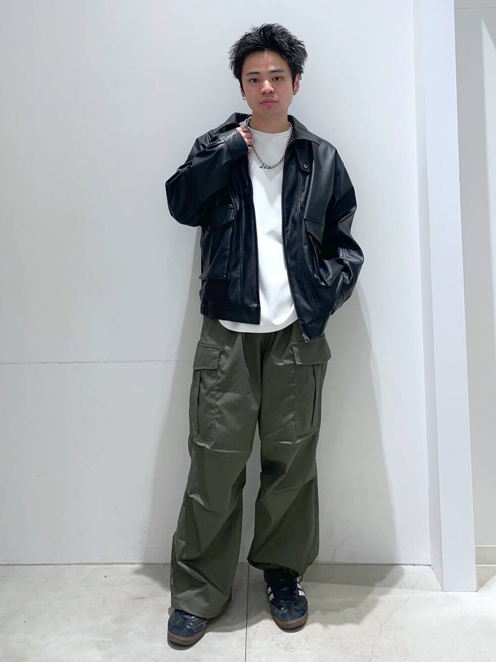 「着痩せ・細見え、高見え、リラックス、レザー、アウター、シンプルコーデ、ラフ、カジュアル、カジュアルコーデ、オーバーサイズ、LAKOLE、春コーデ、休日コーデ、おでかけ」｜「LAKOLEのライトダンボールロゴ長袖T / 143056（Tシャツ/カットソー、ホワイト系）」を使った、せとやんさん（メンズ・170cm）の冬コーディネートの1枚目の写真